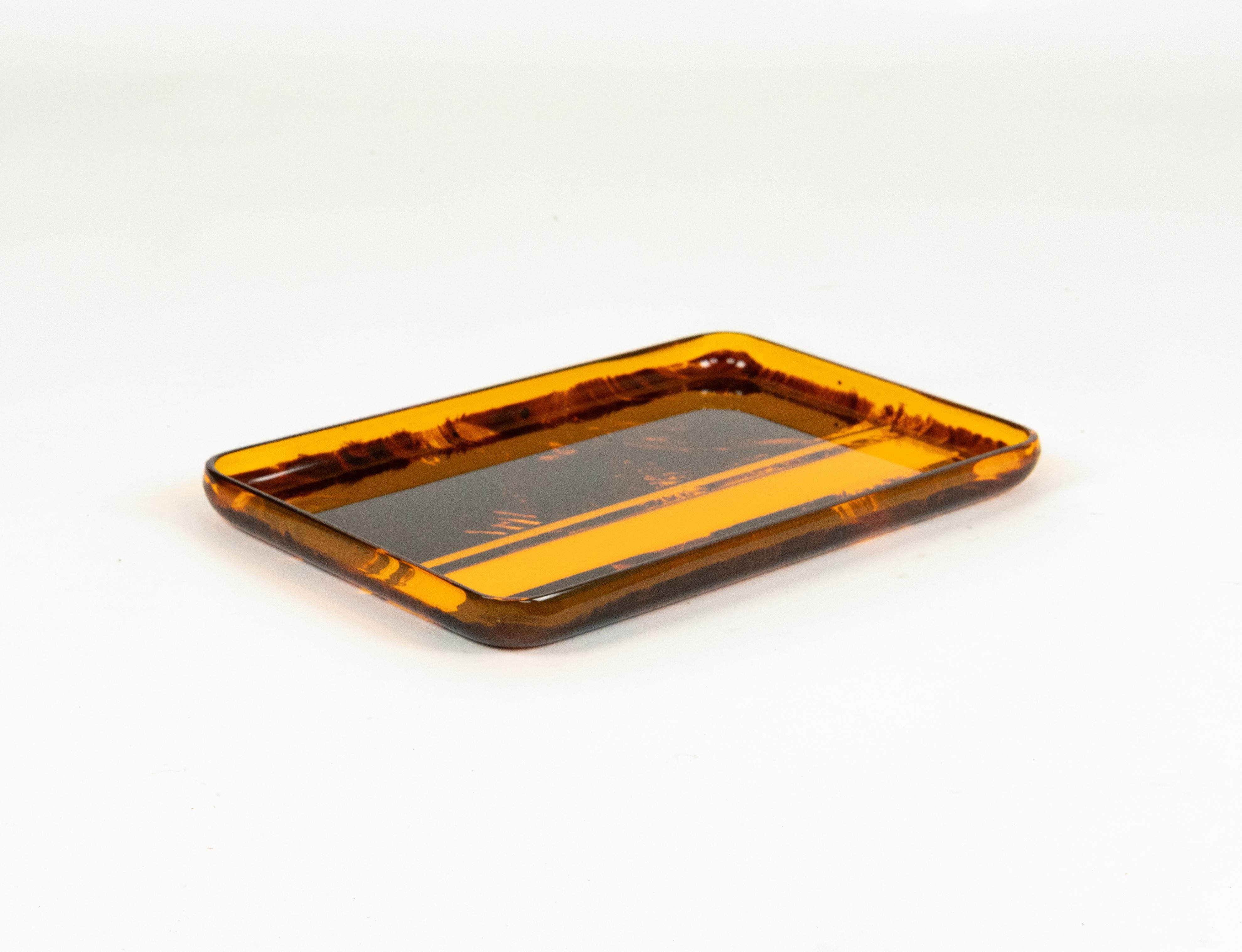 Italiano Vassoio da portata in lucite tartarugata del Medioevo di Team Guzzini, Italia, anni '70 in vendita