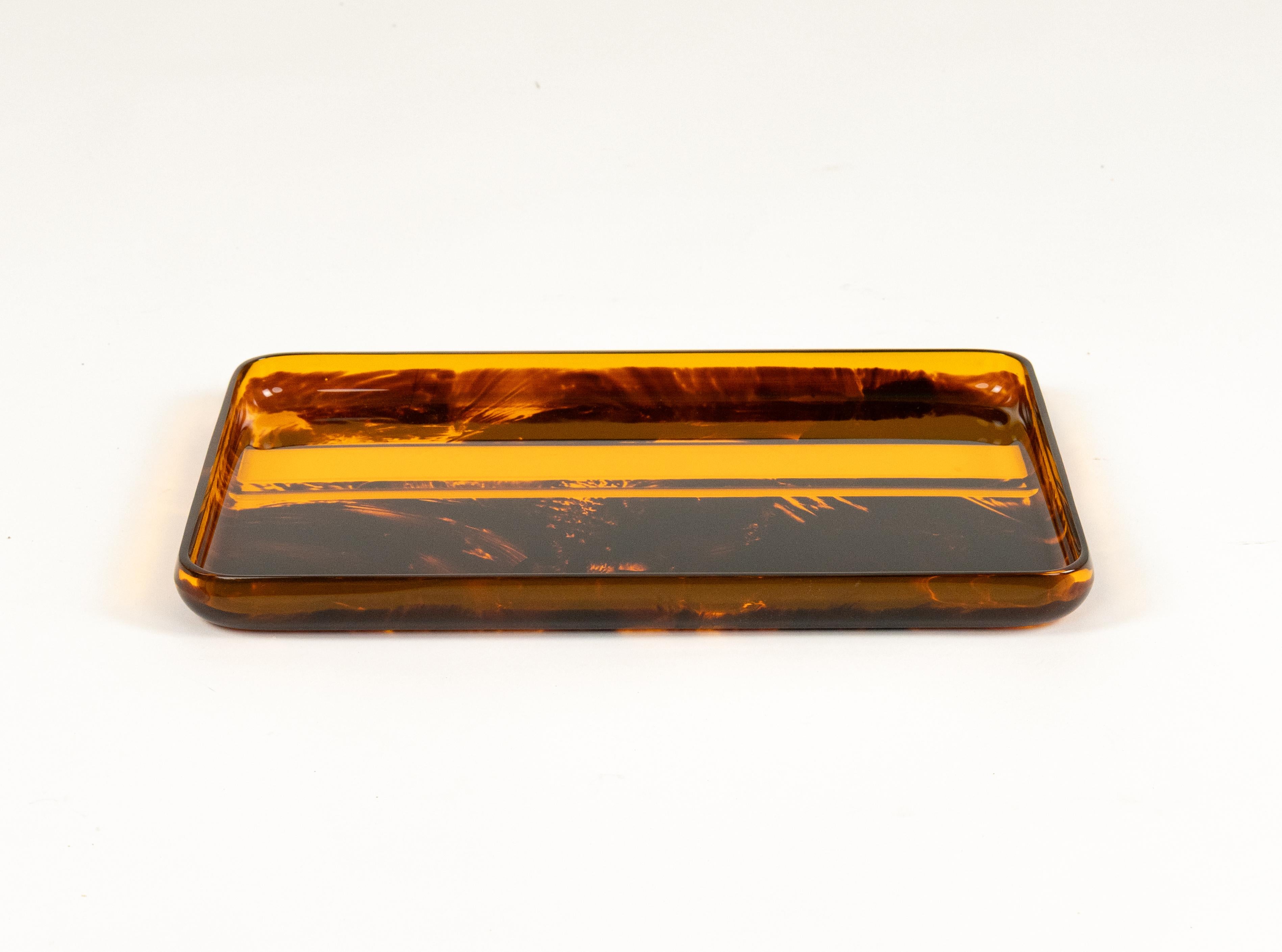 Fine XX secolo Vassoio da portata in lucite tartarugata del Medioevo di Team Guzzini, Italia, anni '70 in vendita
