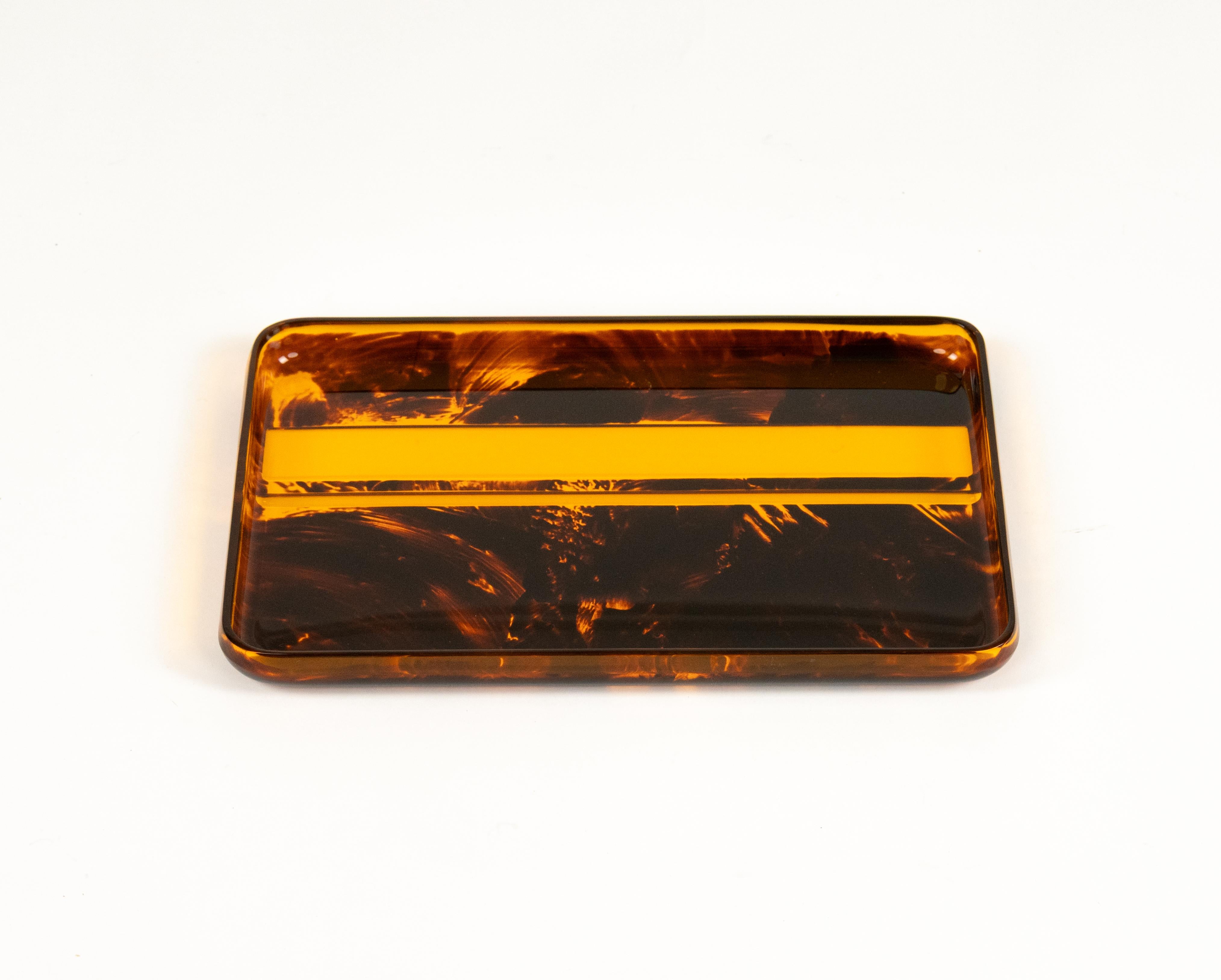 Acrilico Vassoio da portata in lucite tartarugata del Medioevo di Team Guzzini, Italia, anni '70 in vendita
