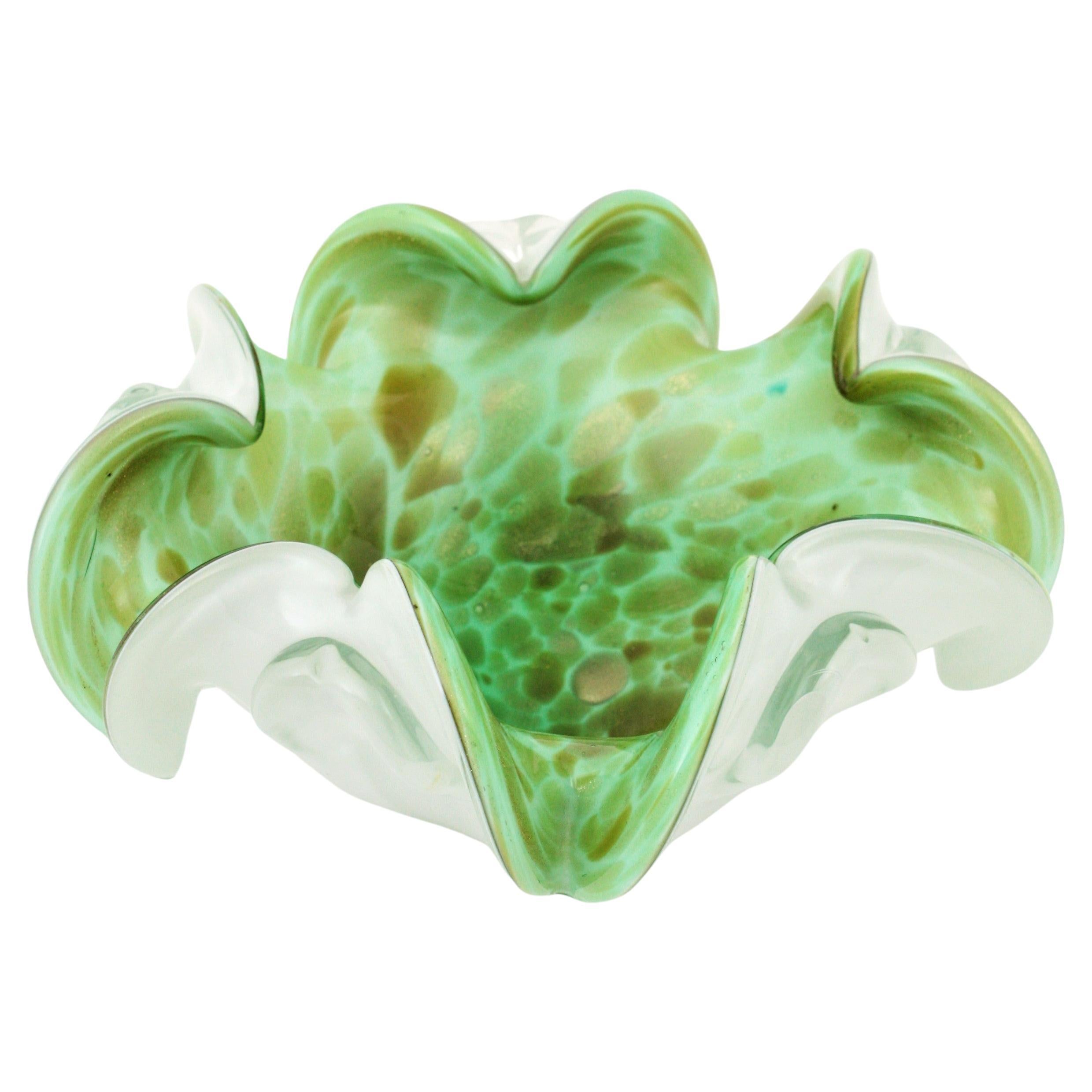 Spektakuläre Blumenschale aus Murano-Kunstglas mit Kupfer- oder Gold-Aventurin-Flecken. Wird Fratelli Toso zugeschrieben, ca. 1950er Jahre.
Blumenförmige mundgeblasene Glasschale oder Aschenbecher aus mintgrünem und pastellgrünem und weißem Glas,