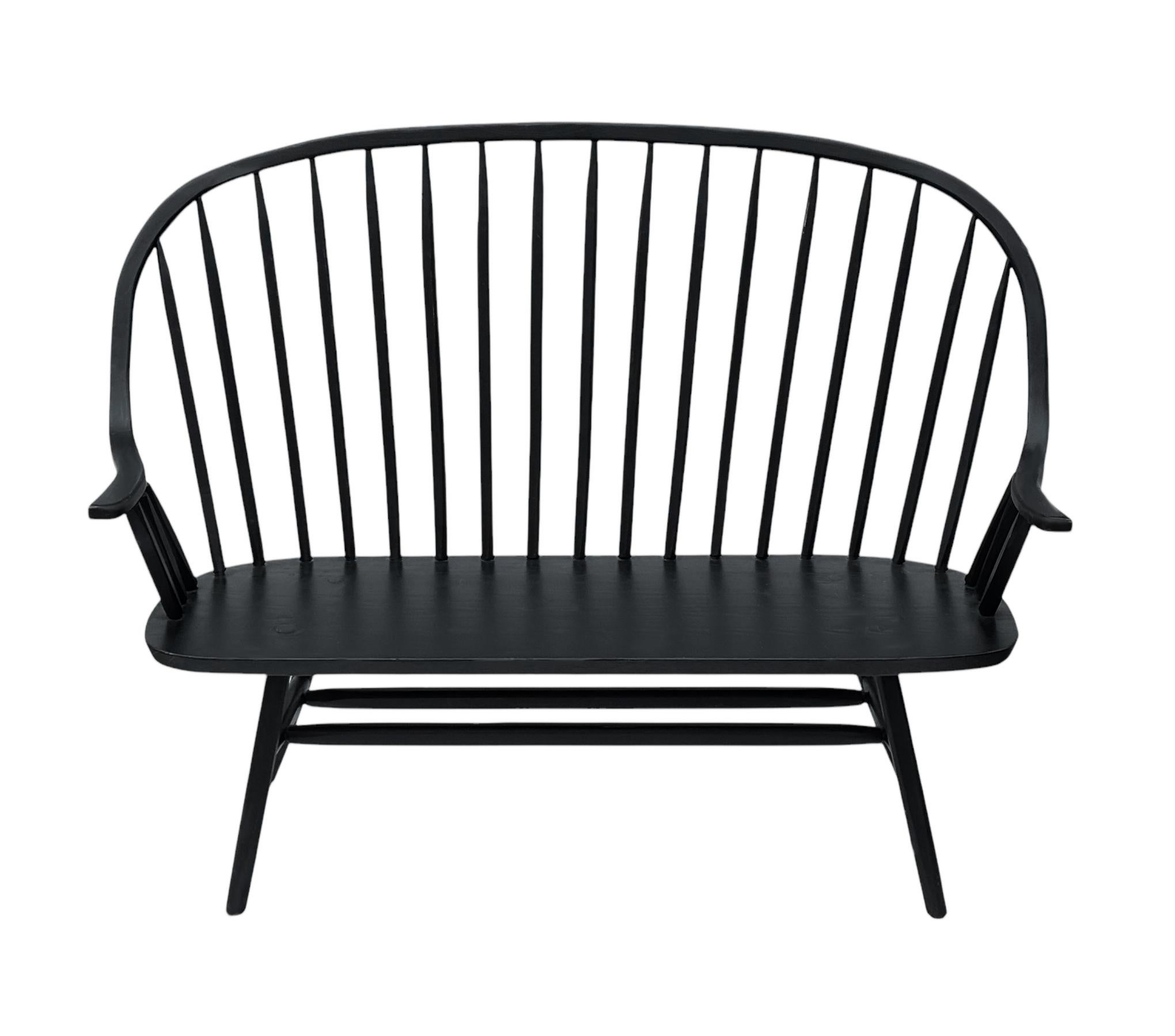 Mid-Century Modern Canapé banc en bois cintré avec dossier en fuseau de style transitionnel du milieu du siècle en noir en vente