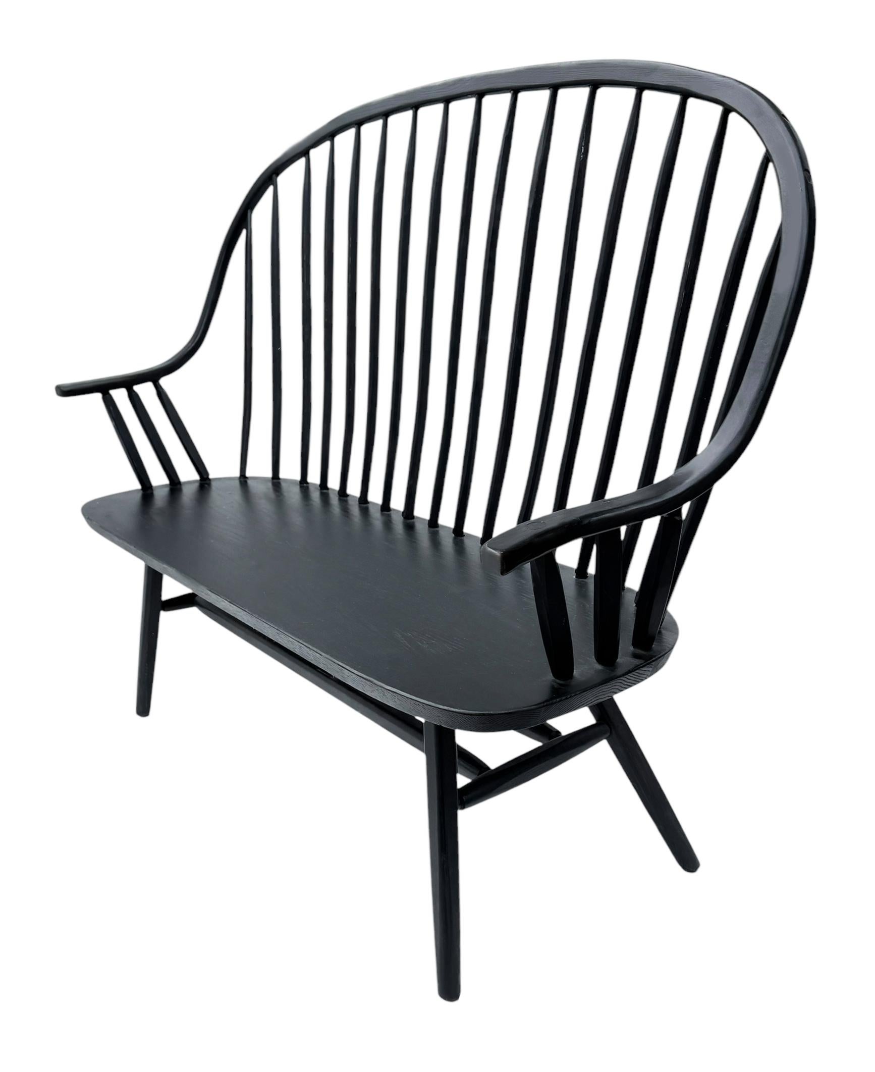 Américain Canapé banc en bois cintré avec dossier en fuseau de style transitionnel du milieu du siècle en noir en vente