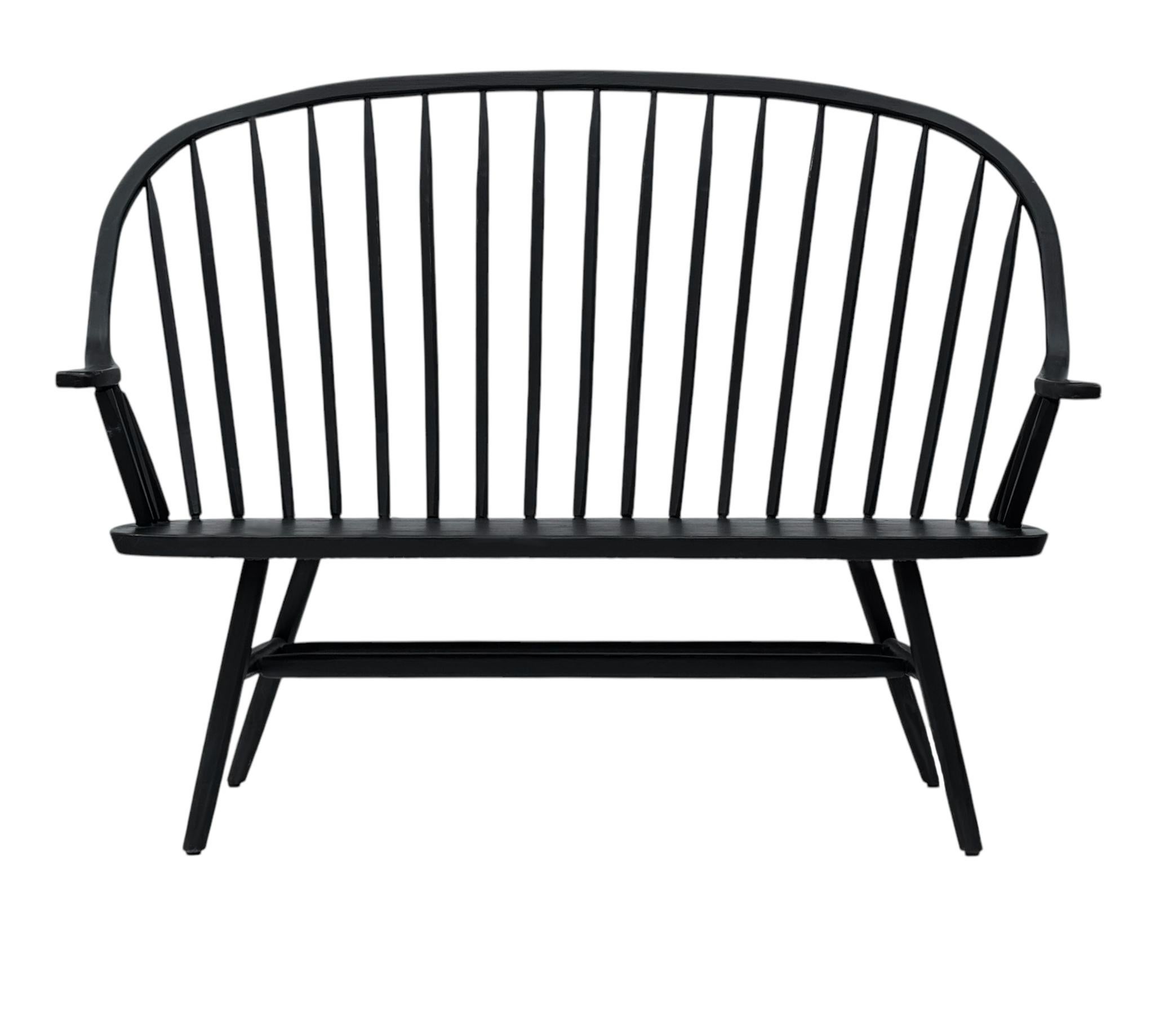 Laqué Canapé banc en bois cintré avec dossier en fuseau de style transitionnel du milieu du siècle en noir en vente