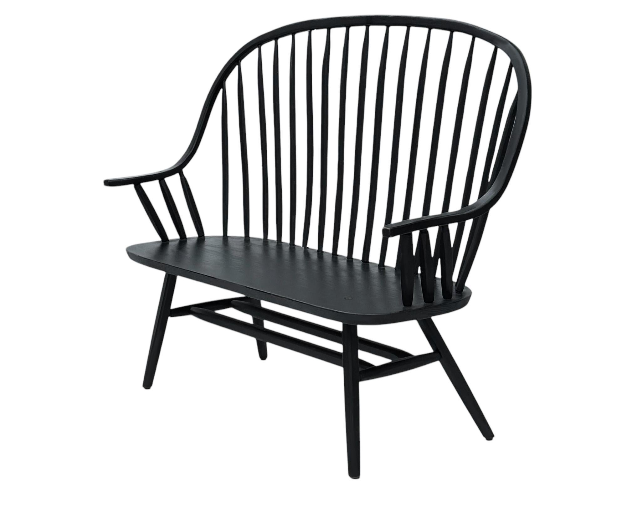 Canapé banc en bois cintré avec dossier en fuseau de style transitionnel du milieu du siècle en noir Bon état - En vente à Philadelphia, PA