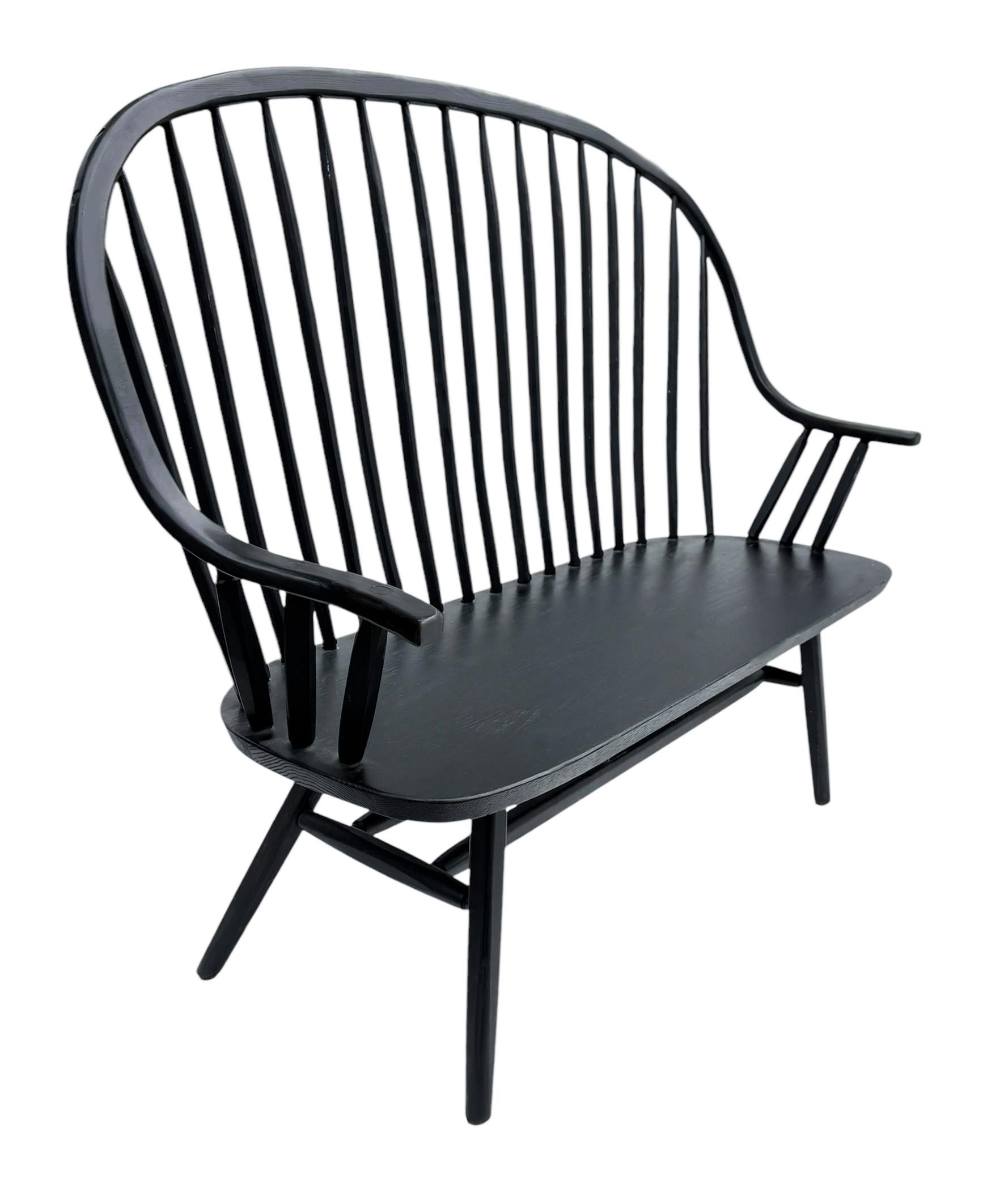 Bois Canapé banc en bois cintré avec dossier en fuseau de style transitionnel du milieu du siècle en noir en vente