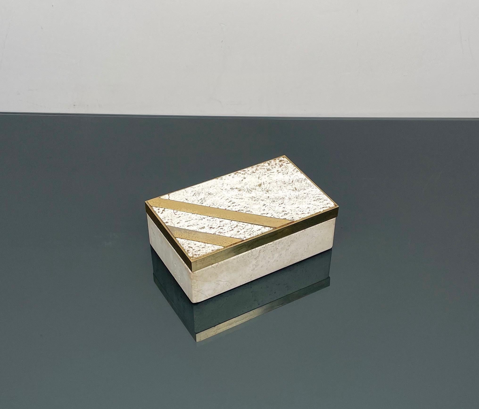 Amazing rectangular box in travertine and brass.

Made in Italy in the 1970s.