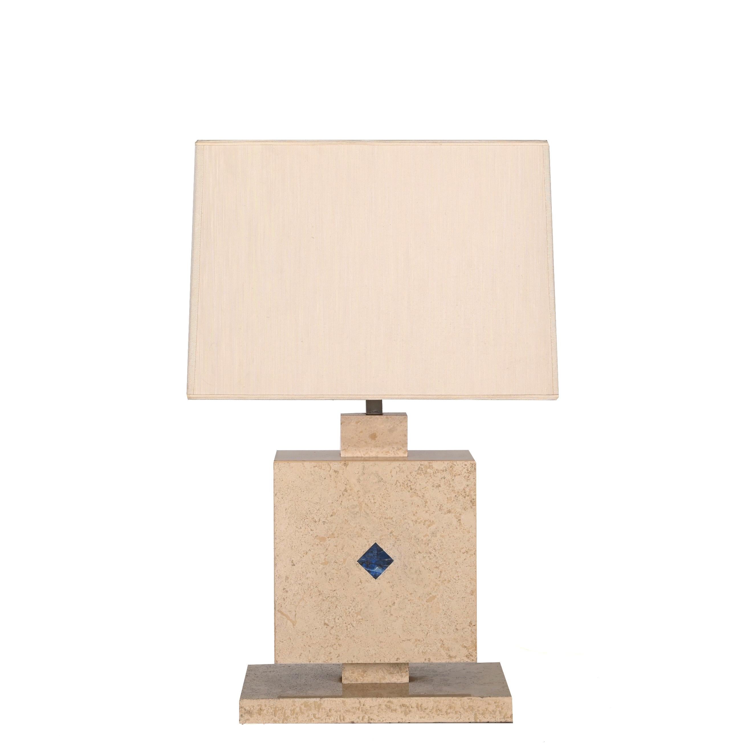 Amazing midcentury travertine marble with lapis lazuli stone table lamp. Cet article fantastique a été conçu en Italie dans les années 1970. 

La fusion des matériaux et des formes est à couper le souffle : une pierre lapis-lazuli en forme de