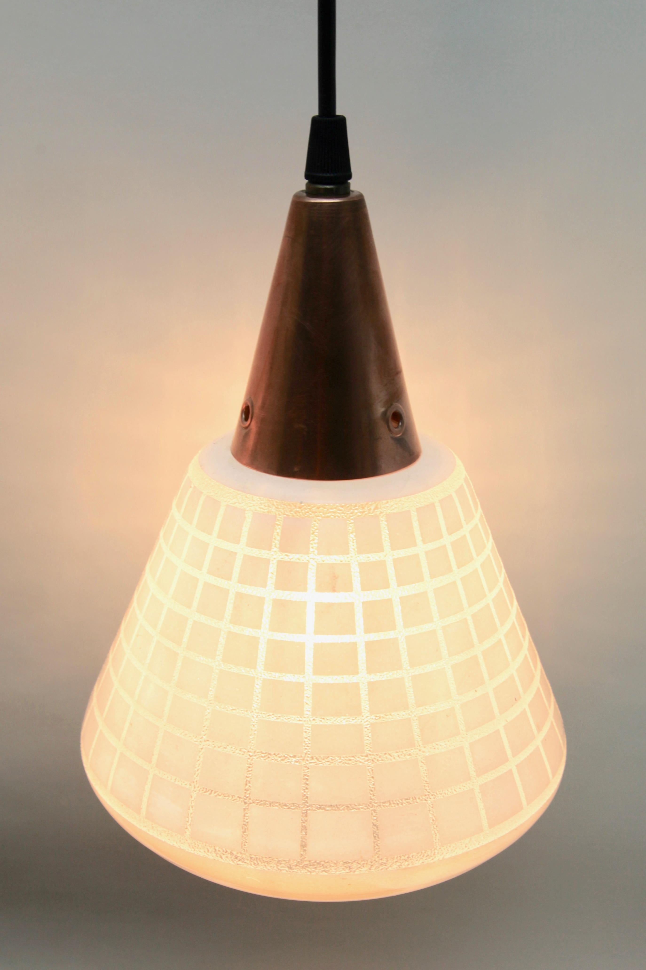 Lampes à suspension d'arbre du milieu du siècle dernier, teck avec abat-jour optique dépoli Massive, Belgique en vente 3