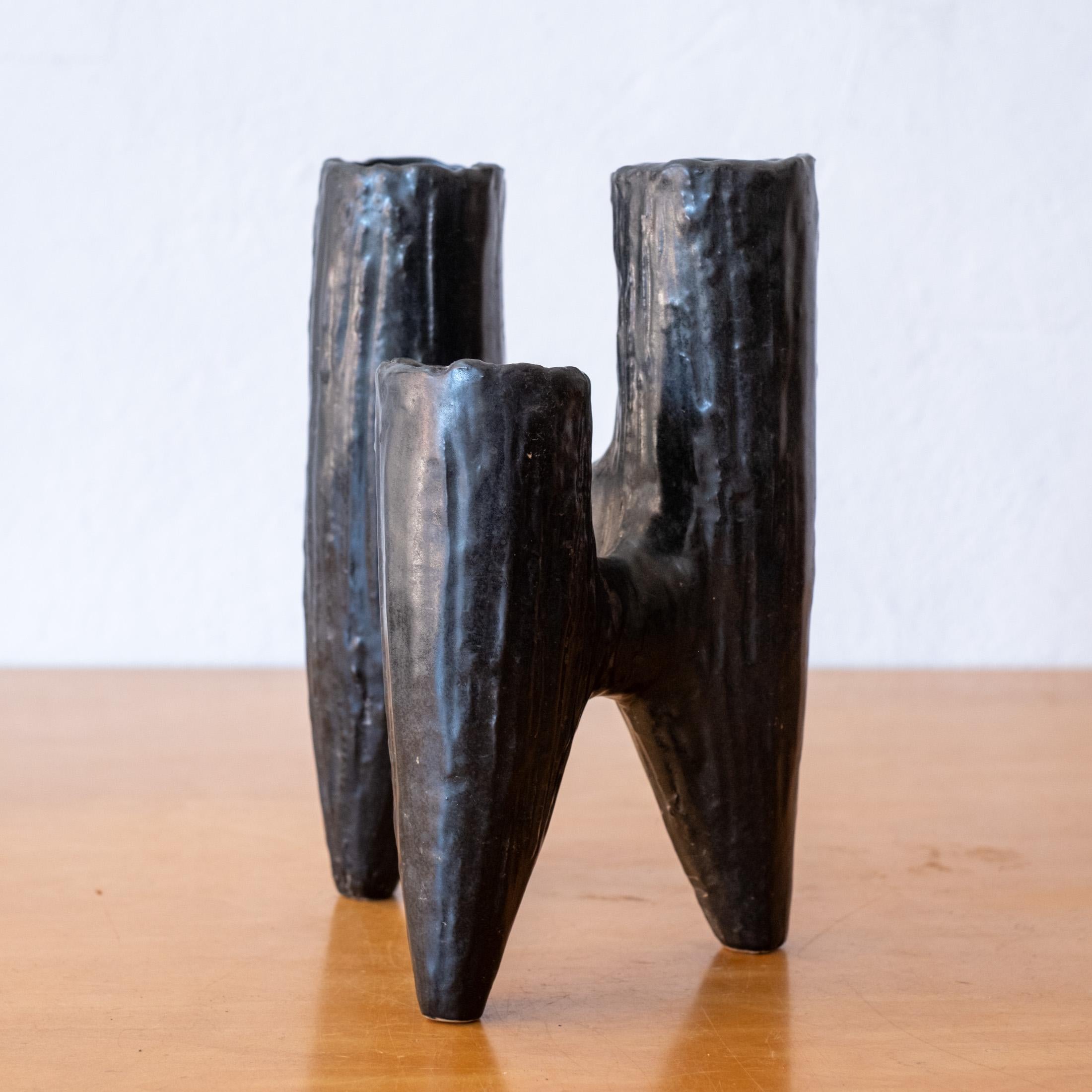 Mid-Century moderno Vaso scultura Ikebana in ceramica a tre rami, Giappone, 1960 in vendita