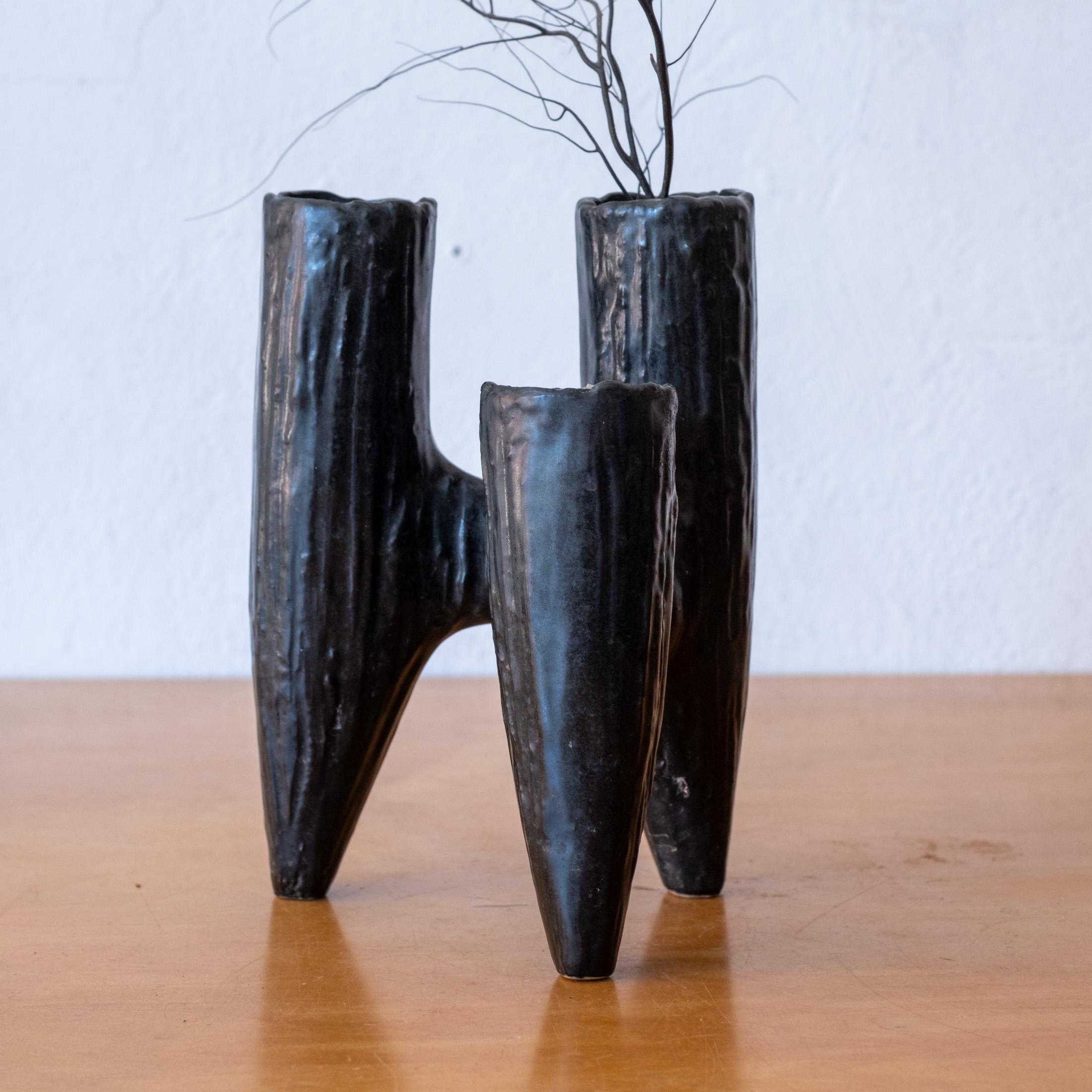 Vaso scultura Ikebana in ceramica a tre rami, Giappone, 1960 In condizioni buone in vendita a San Diego, CA