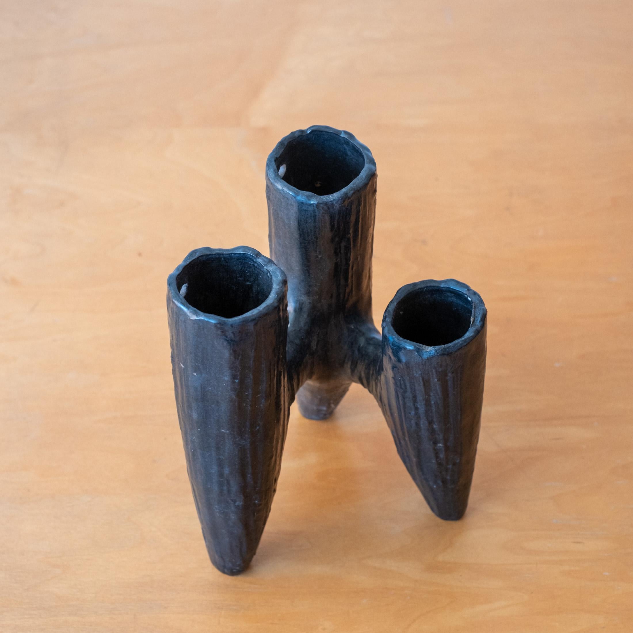 Metà XX secolo Vaso scultura Ikebana in ceramica a tre rami, Giappone, 1960 in vendita
