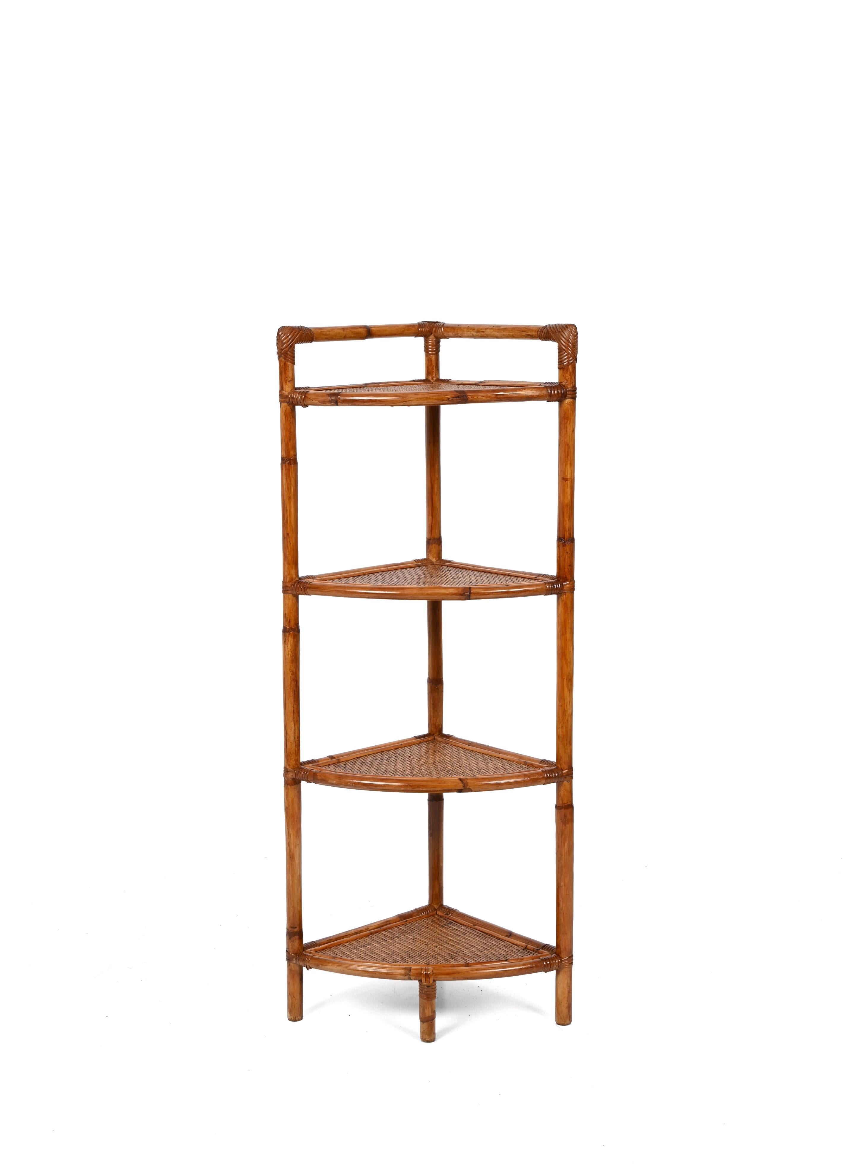 Midcentury Triangular Bamboo and Rattan Italian Corner Bookcase Shelves, 1970s In Good Condition In Roma, IT