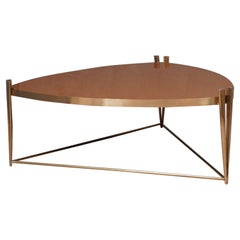 Tavolo da divano italiano triangolare in ottone e vetro del MidCentury, 1970