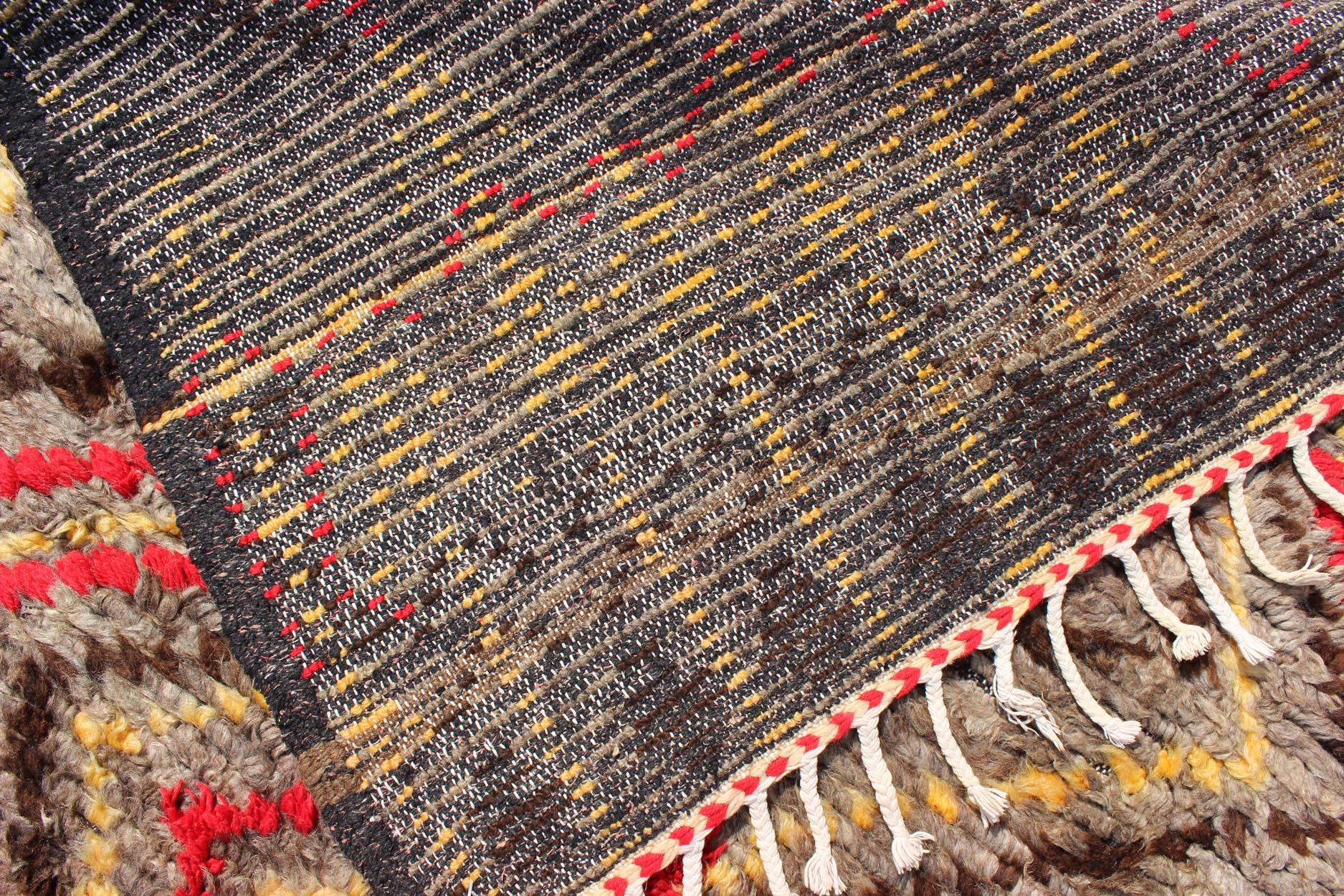 Alfombra Tribal Marroquí de Mediados de Siglo con Rojo, Gris, Amarillo y Carbón en venta 5