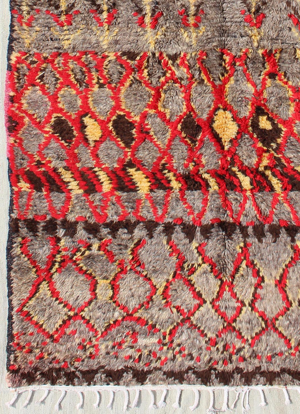Alfombra Tribal Marroquí de Mediados de Siglo con Rojo, Gris, Amarillo y Carbón Anudado a mano en venta