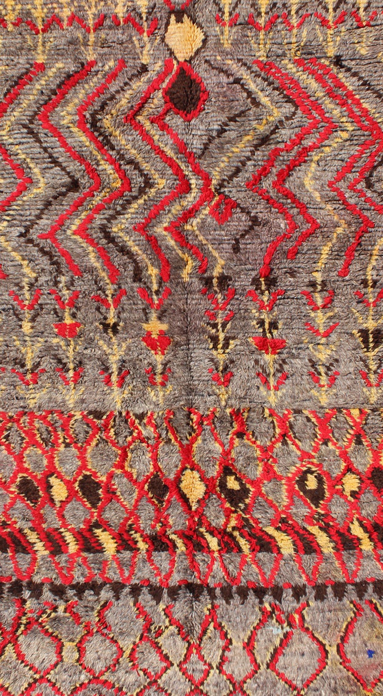 Alfombra Tribal Marroquí de Mediados de Siglo con Rojo, Gris, Amarillo y Carbón en Bueno estado para la venta en Atlanta, GA