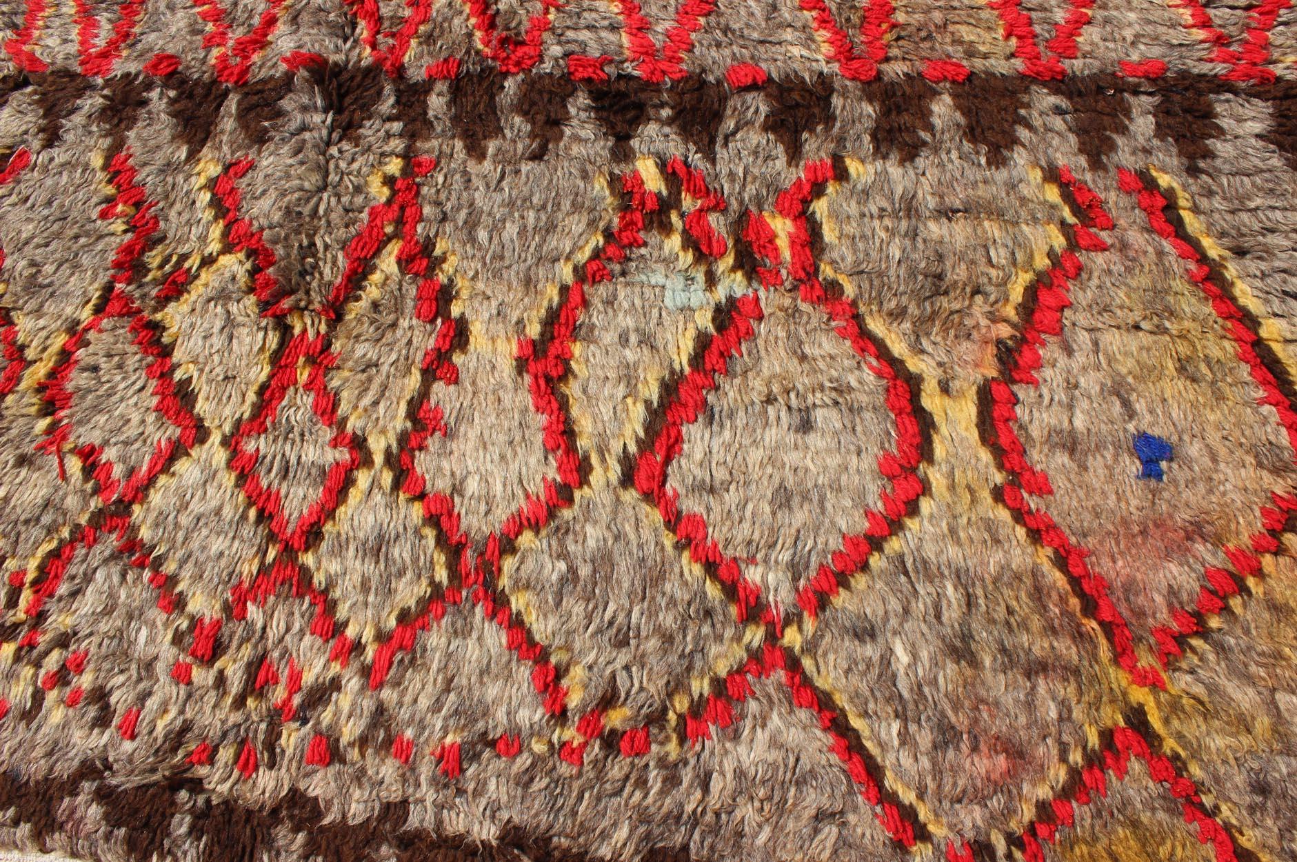 Alfombra Tribal Marroquí de Mediados de Siglo con Rojo, Gris, Amarillo y Carbón en venta 1
