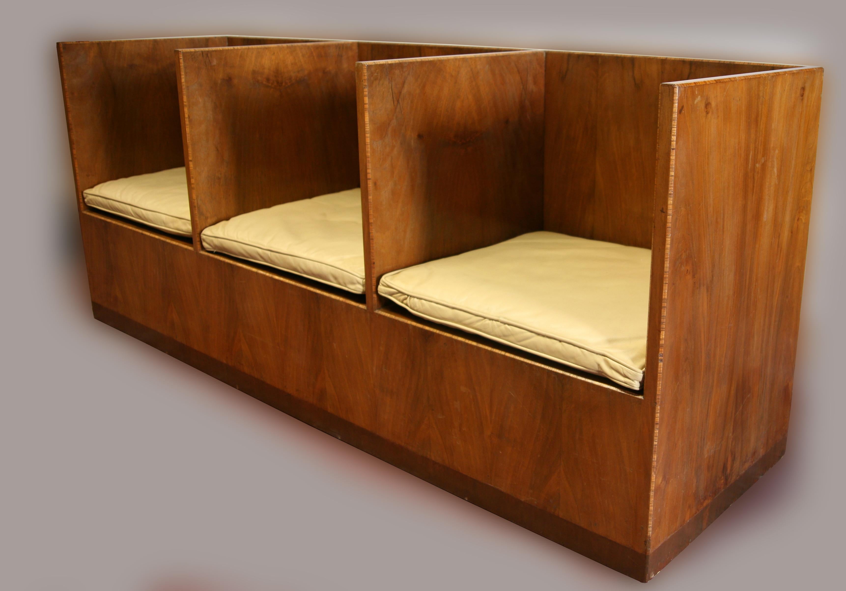 Midcentury triple-seat in walnut. The arms in divisions beautifully crossbanded, circa 1950.

Measurements:
84 inches 214 cms length
Depth: 24 inches or 61 cms
Height of sides: 35 inches or 89cms
Height of seat (without cushions) 14.5 inches