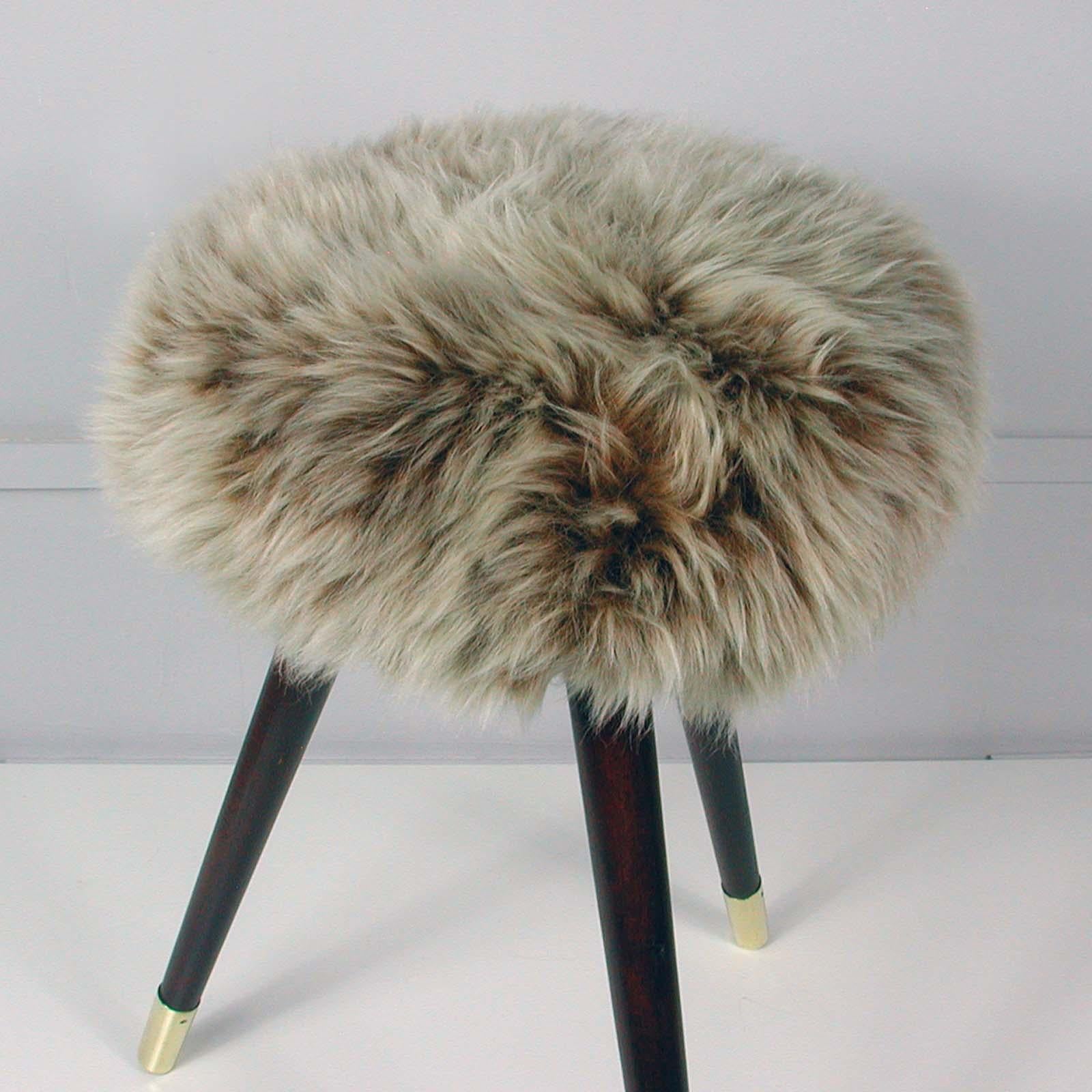 Midcentury Tripod Real Iceland Sheep Lamb Upholstered Stool, 1950s In Good Condition In NUEMBRECHT, NRW
