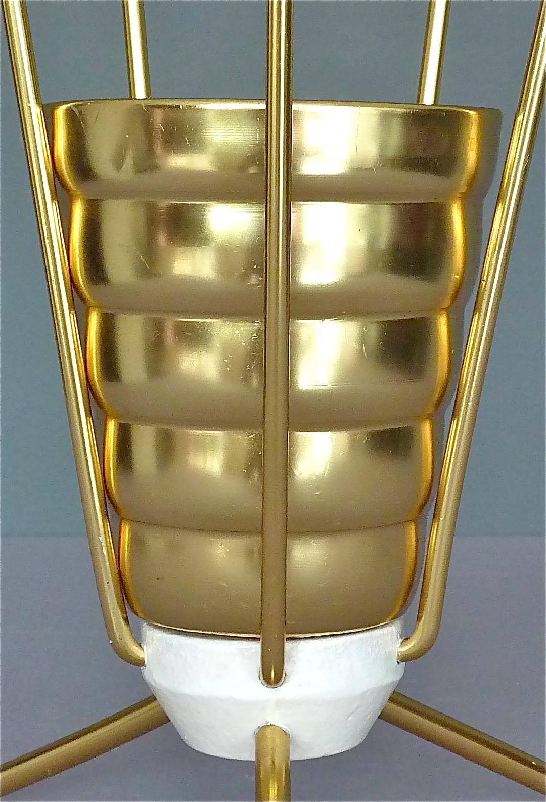 Dreibeiniger Sputnik-Schirmständer aus der Mitte des Jahrhunderts mit Griff in Gold, Weiß und Schwarz 1950er Jahre (Aluminium) im Angebot