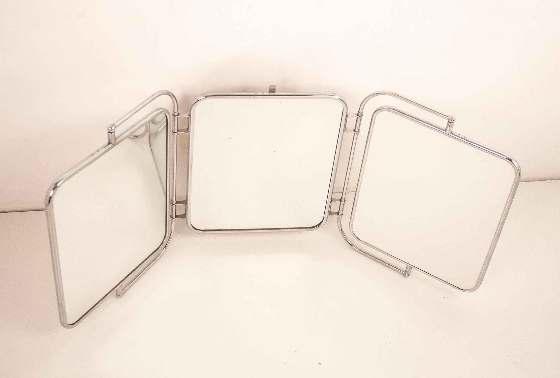 Wall triptych mirror white bakelite and chrome. Spain, 1940s.
It is a very difficult mirror to find today.
And more in this state that is in very good condition.
The rear of the side mirrors is white and makes it very attractive.
In addition to