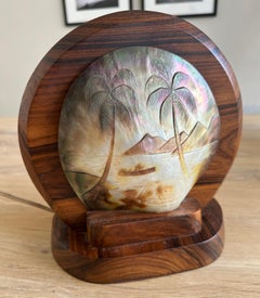 Lampe de table de style « île tropicale » du milieu du siècle, avec panneau translucide sculpté
