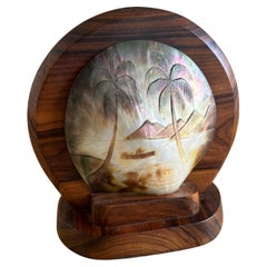 Lampe de table de style « île tropicale » du milieu du siècle, avec panneau translucide sculpté
