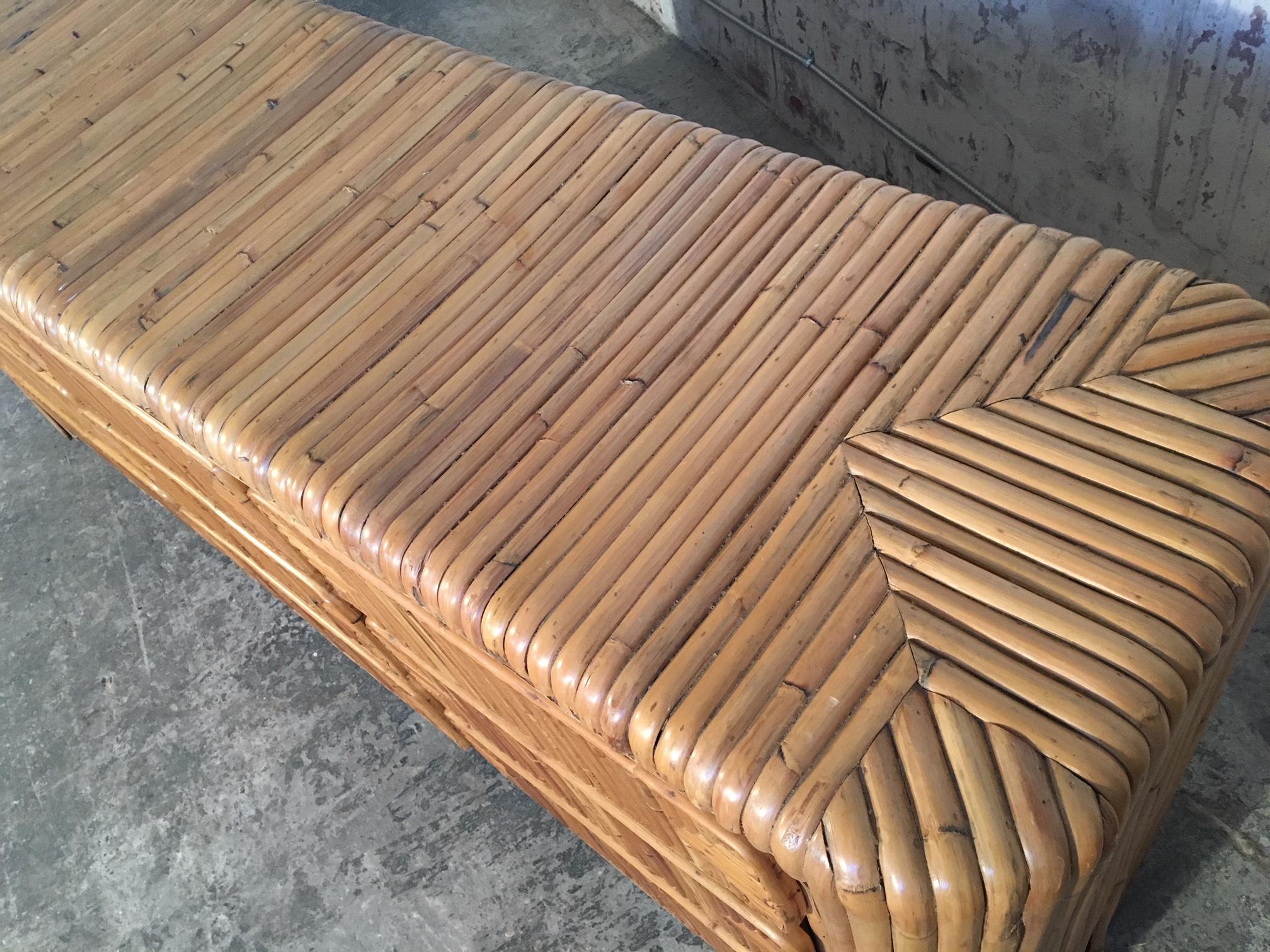 Rattan Comò in bambù tropicale a canne mozze di metà secolo in vendita