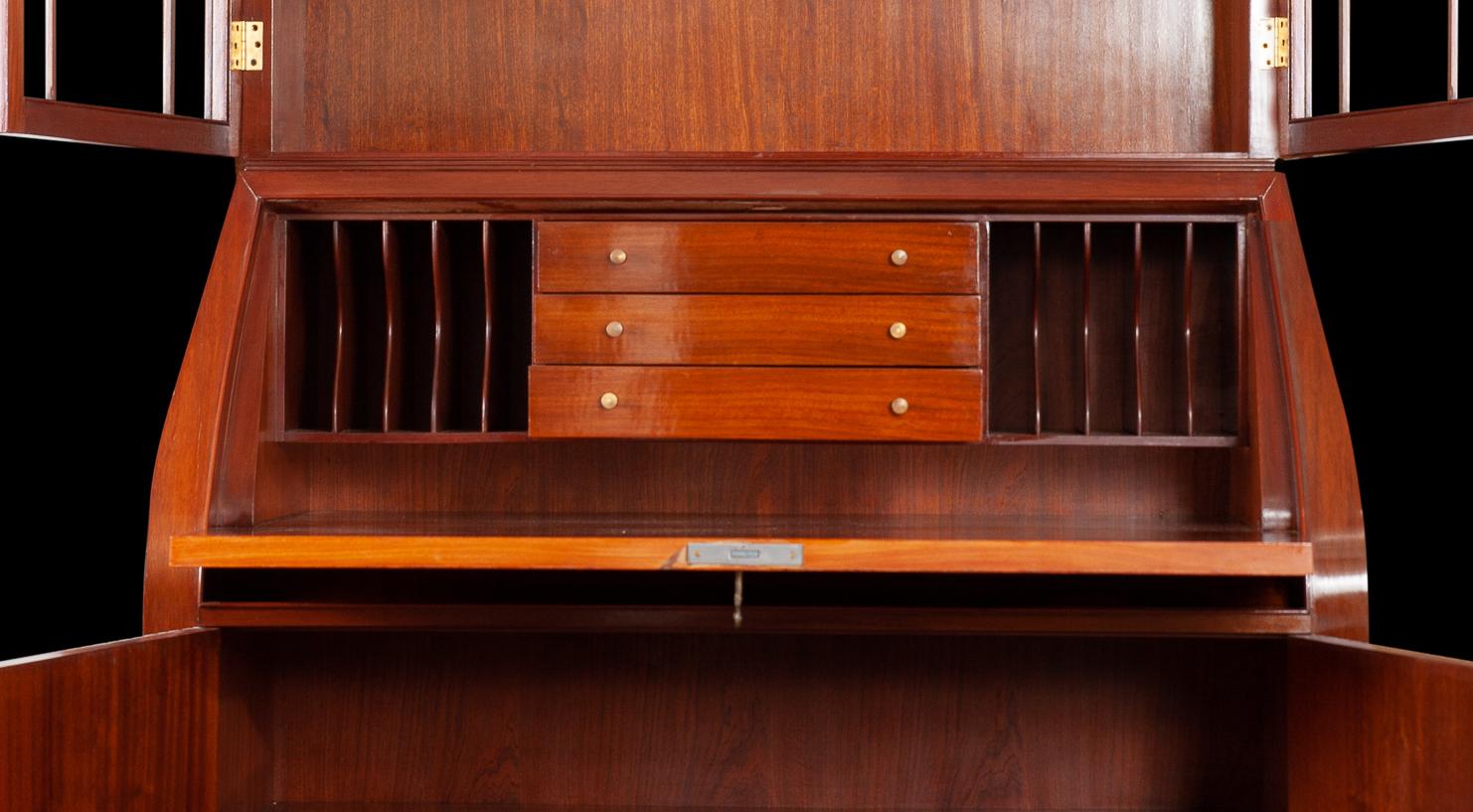 Eleganti librerie trumeau prodotte da Fratelli Lietti.
Eccezionale mobile di design del famoso designer italiano Paolo Buffa, in legno di mogano, decorazione frontale finemente intarsiata con vari Wood esotici e piedi in bronzo.
Libreria a doppio