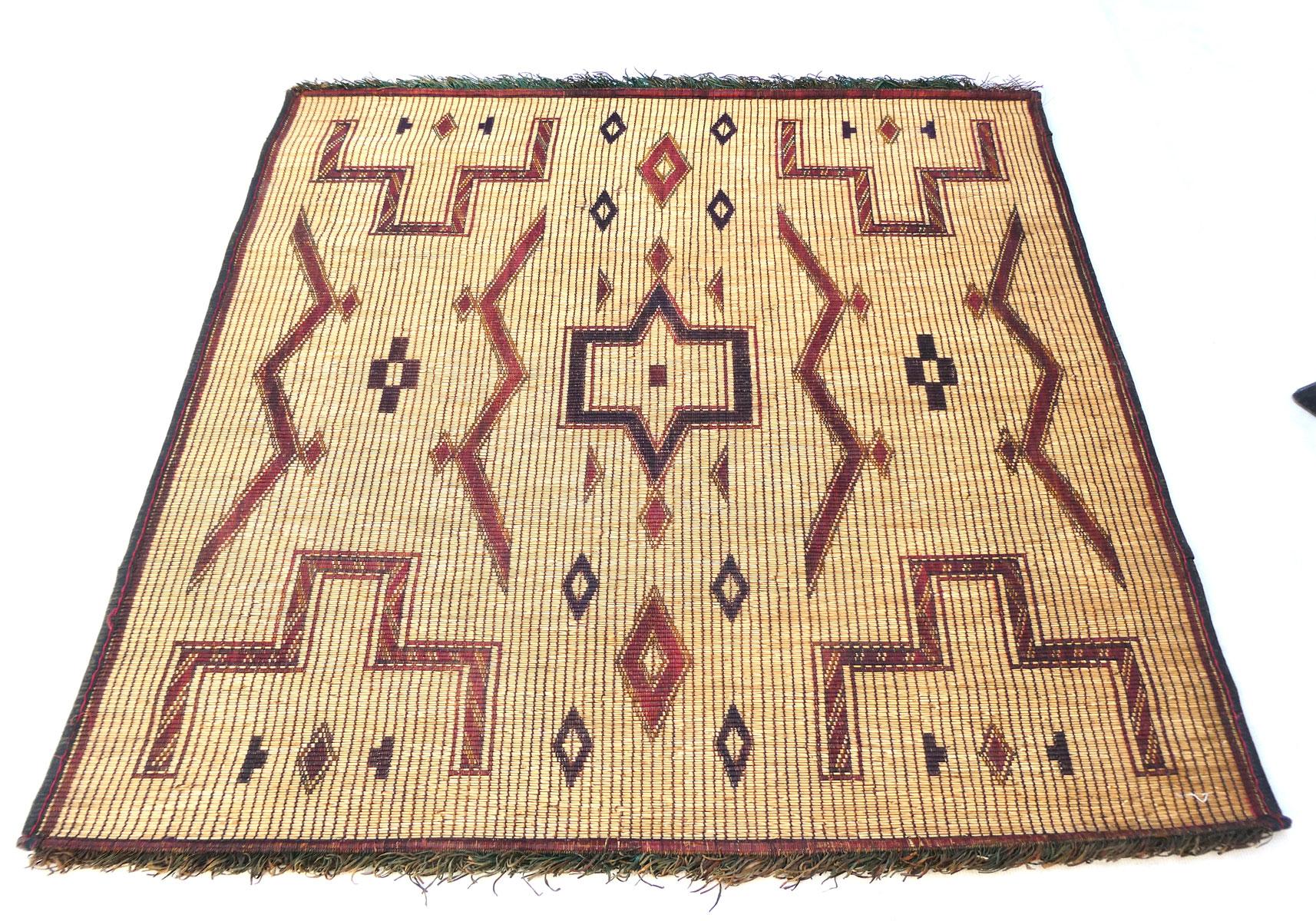 Pelle Tappetino Tuareg di metà secolo  3'9 x 3'10 in vendita