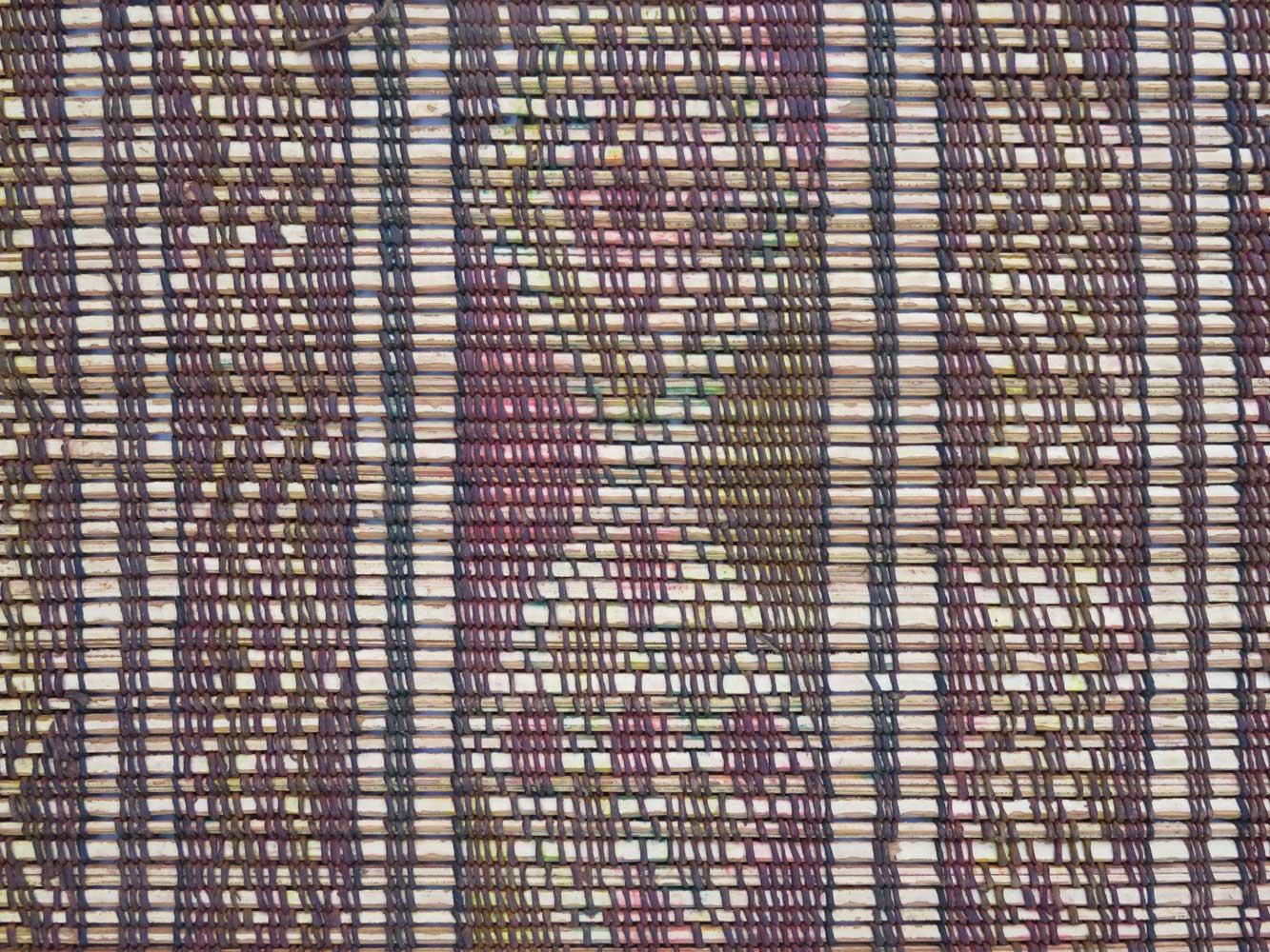 Stuoia tuareg mauritana di metà secolo, intrecciata con canne di palma e pelle tinta al vegetale in un disegno tribale con complessi simboli berberi.
Dimensioni:  6'7 x 10'4 
