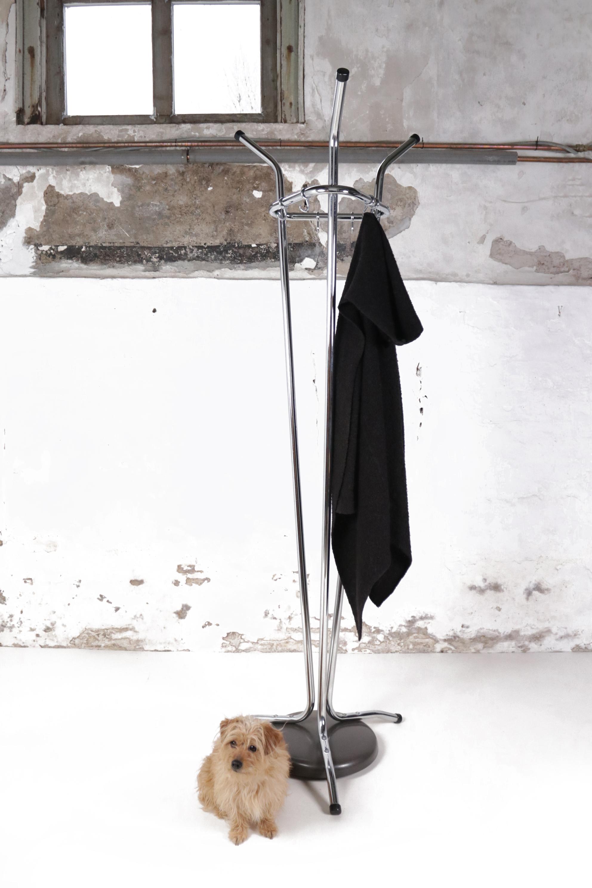 Beautiful coat-rack probably made by Tubax or Gispen in the 70s.
Three chrome tube arms creating a triangular freestanding coat rack with 6 hooks in original condition with minimal wear.