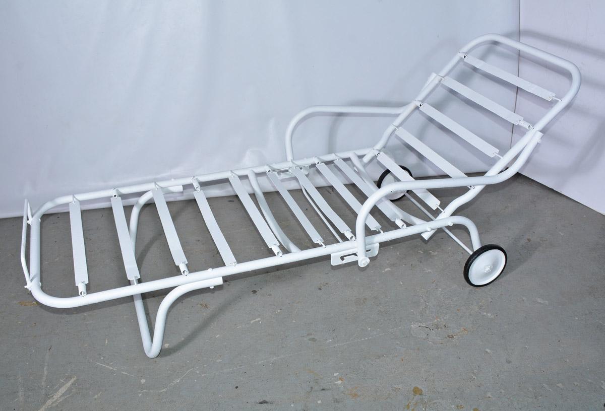 Midcentury reclining chaise longue made of tubular metal with newly painted outdoor white paint. Original rubber wheels. Measures: Seat height 12