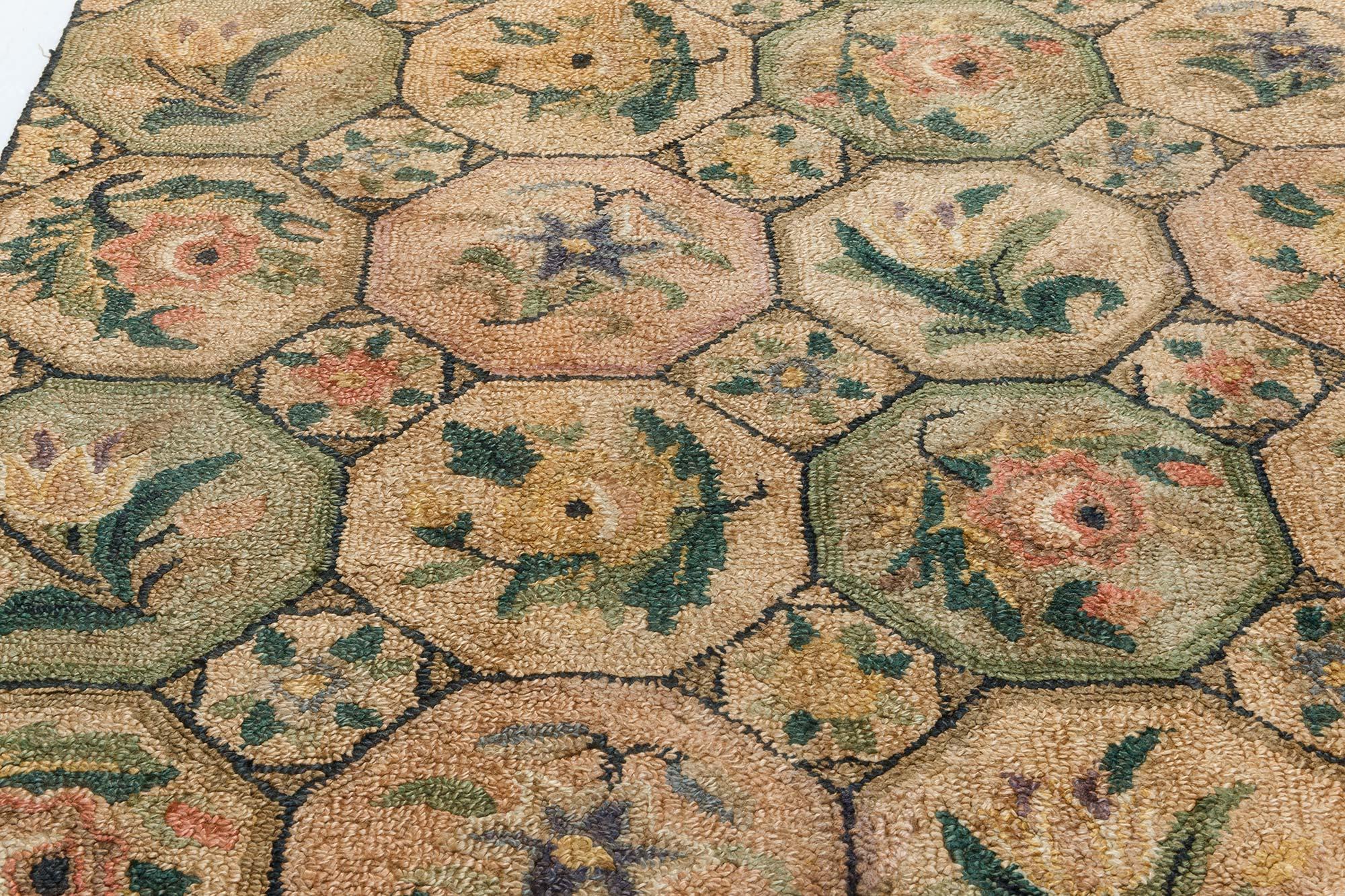 Midcentury Floral American Hooked Rug In Good Condition For Sale In New York, NY