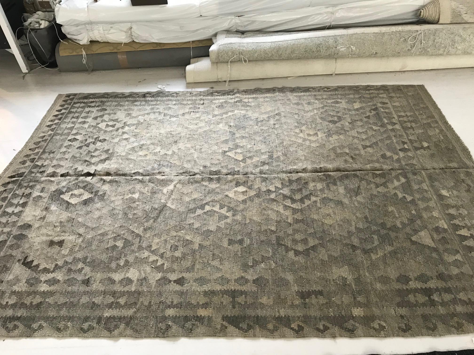 Türkischer geometrischer Kilim-Wollteppich aus der Mitte des 20. im Zustand „Gut“ im Angebot in New York, NY