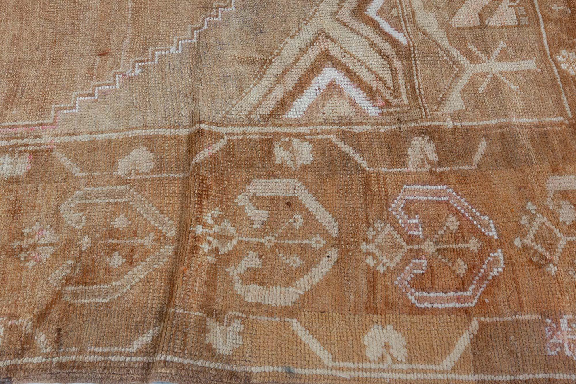 Midcentury Turkish Oushak Brown Handmade Wool Rug In Good Condition For Sale In New York, NY