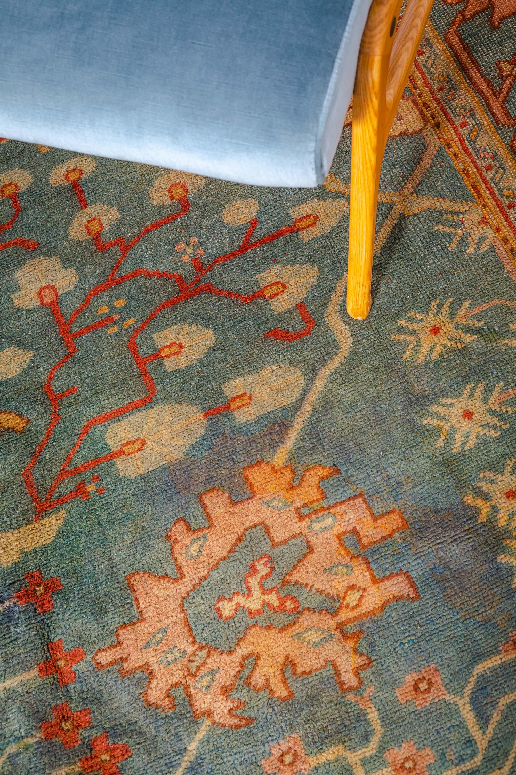 Türkischer Oushak-Teppich aus der Jahrhundertmitte, handgefertigt aus Wolle im Zustand „Gut“ im Angebot in New York, NY