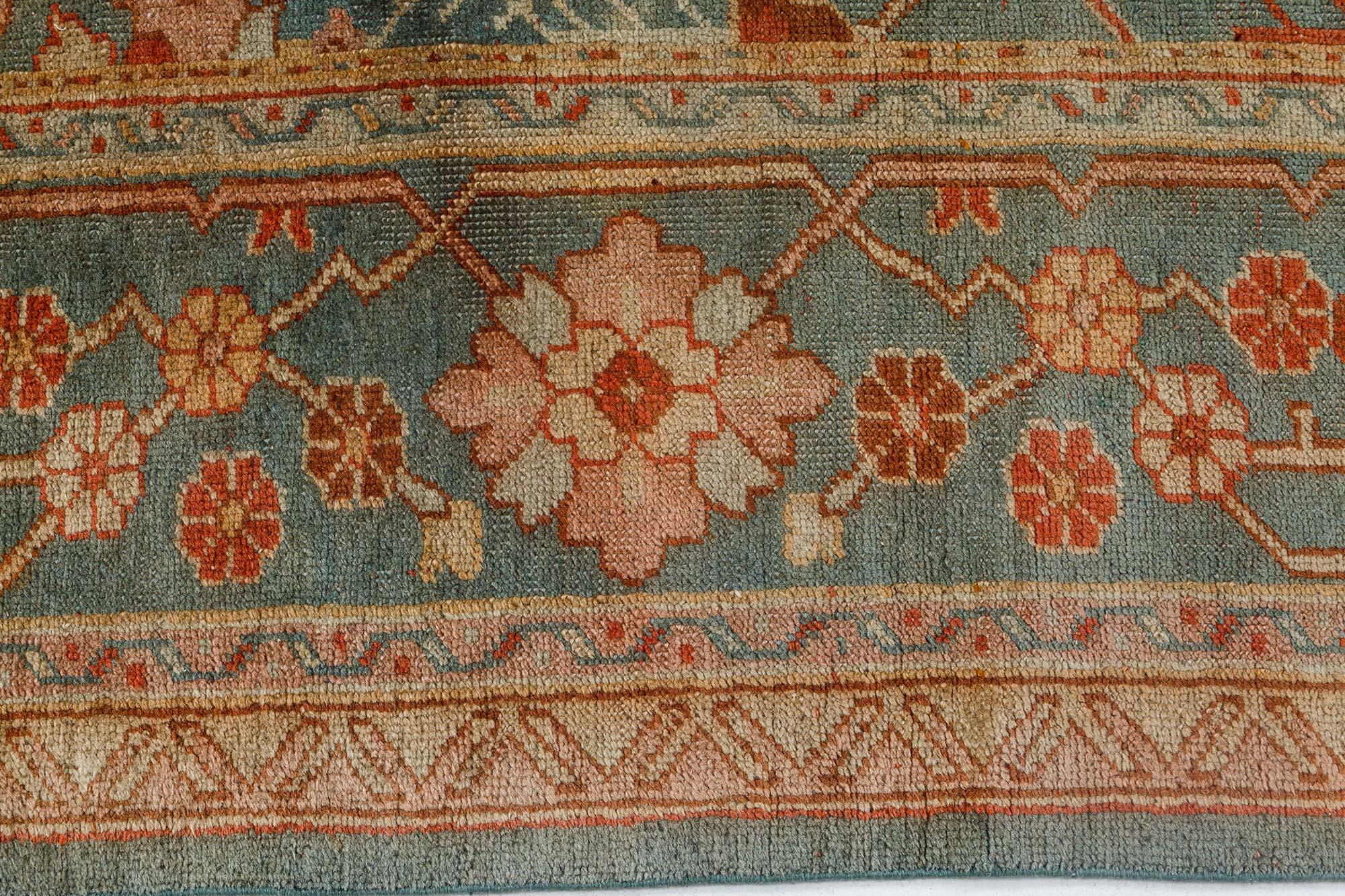 Türkischer Oushak-Teppich aus der Jahrhundertmitte, handgefertigt aus Wolle im Angebot 1