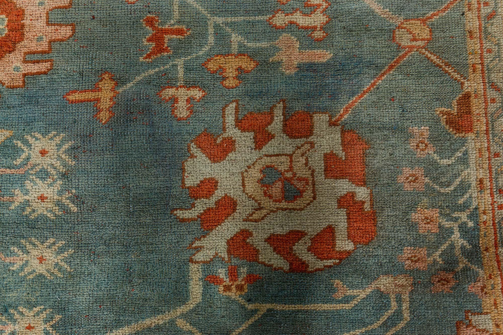 Türkischer Oushak-Teppich aus der Jahrhundertmitte, handgefertigt aus Wolle im Angebot 2
