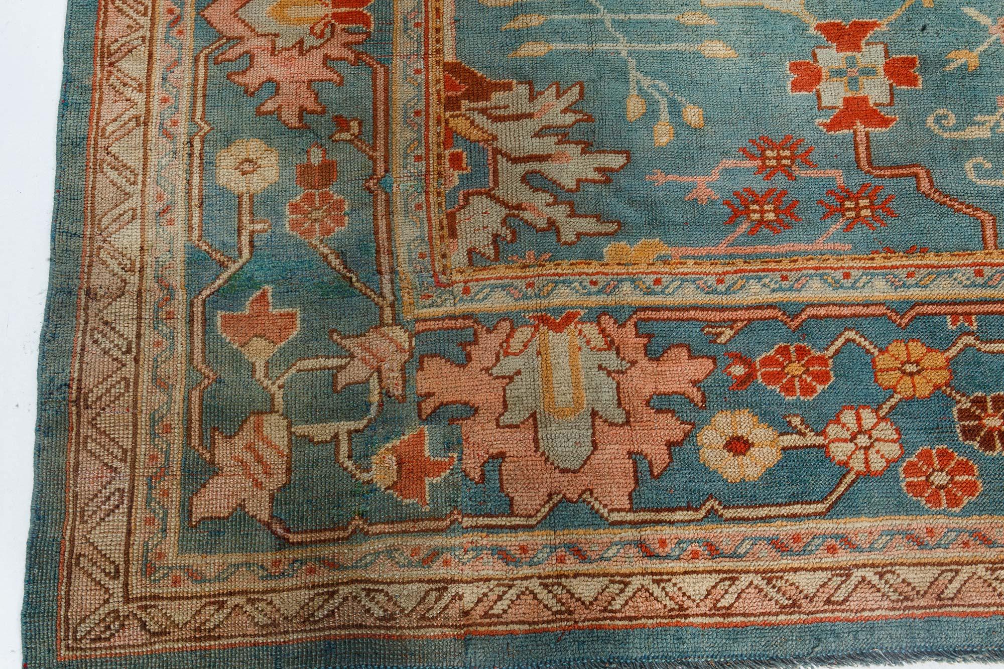 Türkischer Oushak-Teppich aus der Jahrhundertmitte, handgefertigt aus Wolle im Angebot 4