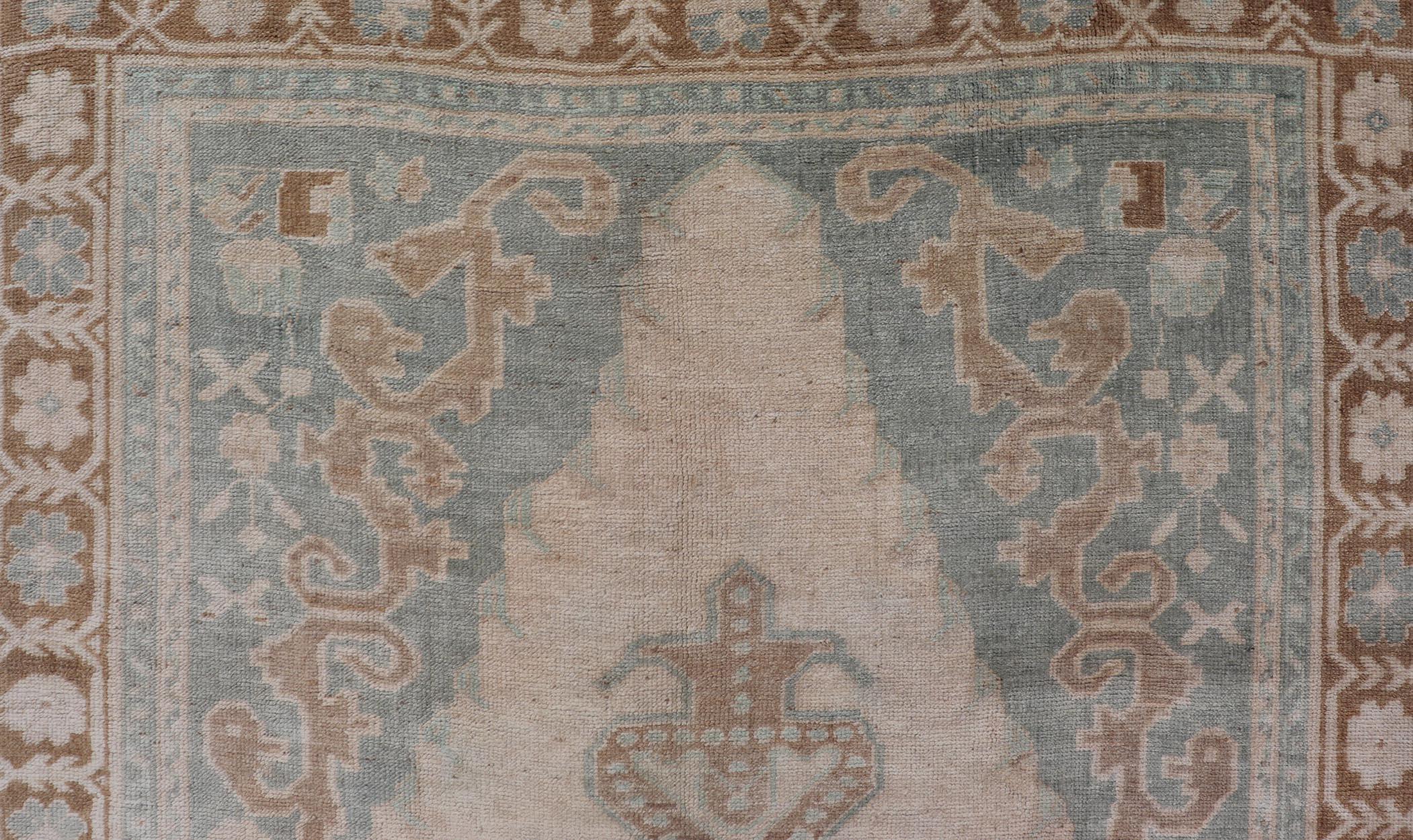 Türkischer Oushak-Teppich aus Wolle aus der Mitte des Jahrhunderts mit subgeometrischem, geätztem Medaillon-Design im Angebot 5