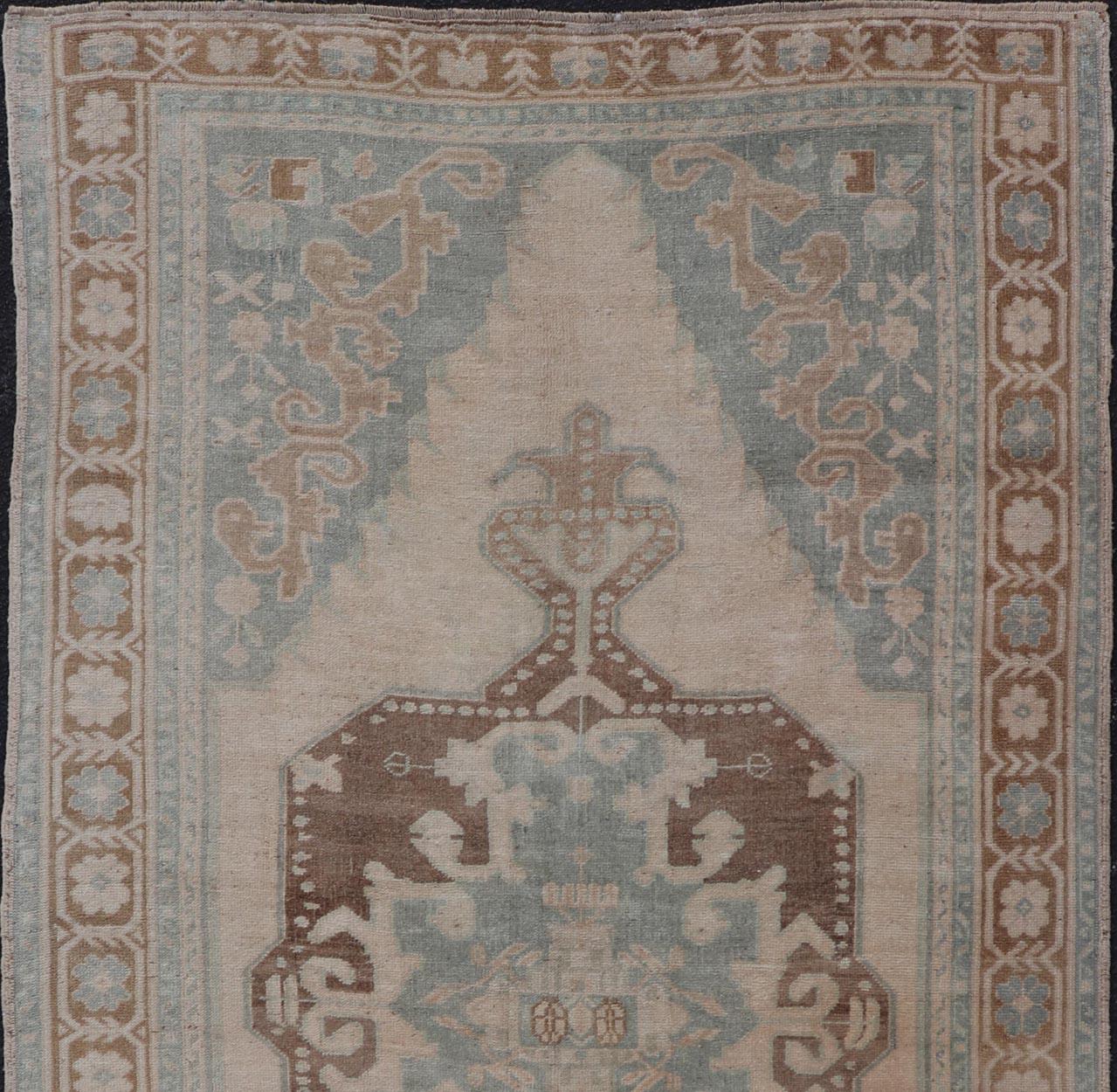 MidCentury Turkish Oushak Rug in Wool with Sub-Geometric Etched Medallion Design In Good Condition For Sale In Atlanta, GA