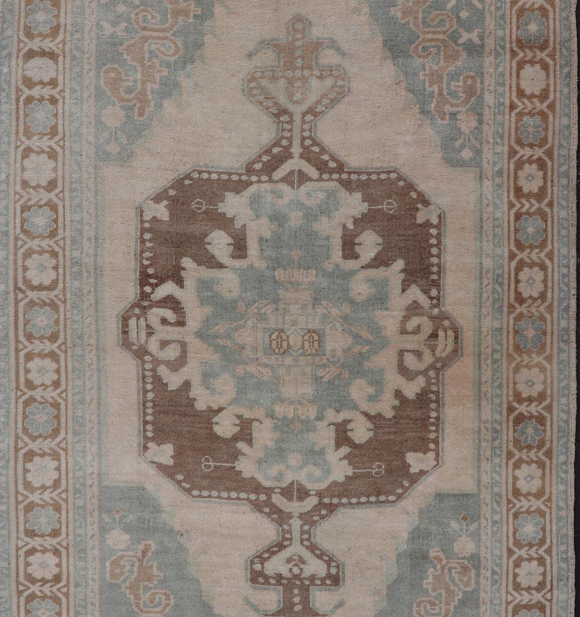 Türkischer Oushak-Teppich aus Wolle aus der Mitte des Jahrhunderts mit subgeometrischem, geätztem Medaillon-Design (20. Jahrhundert) im Angebot
