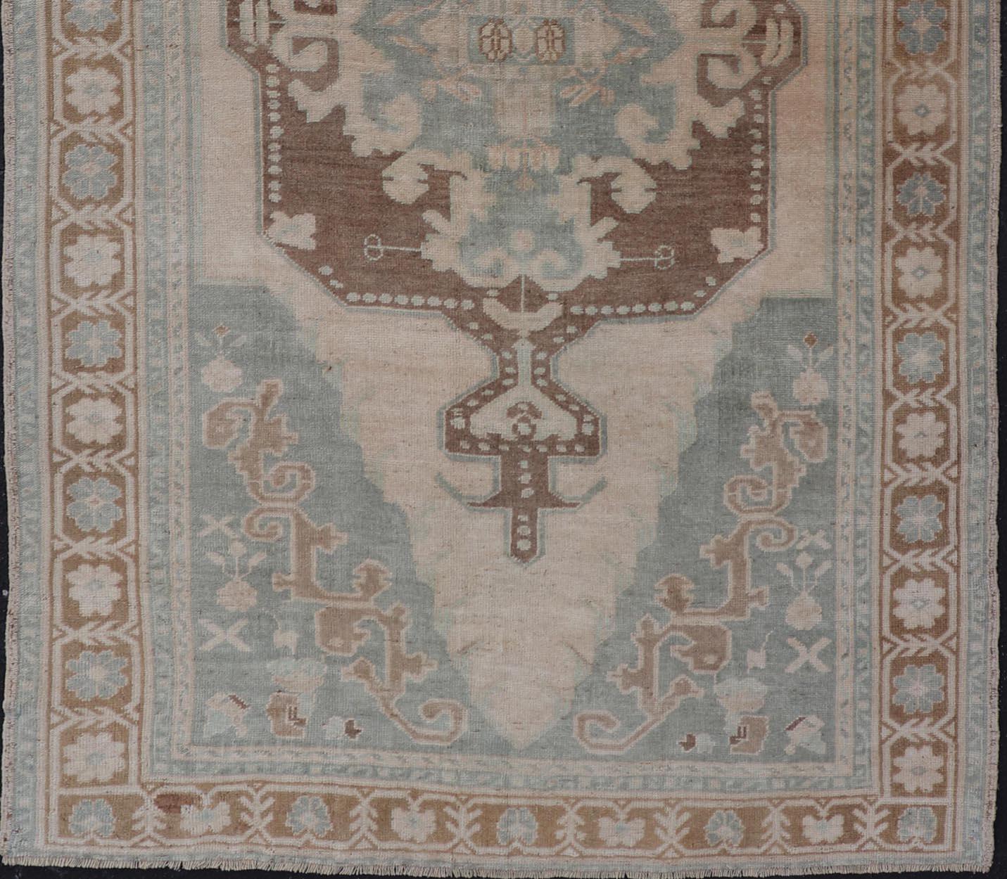 Türkischer Oushak-Teppich aus Wolle aus der Mitte des Jahrhunderts mit subgeometrischem, geätztem Medaillon-Design im Angebot 1