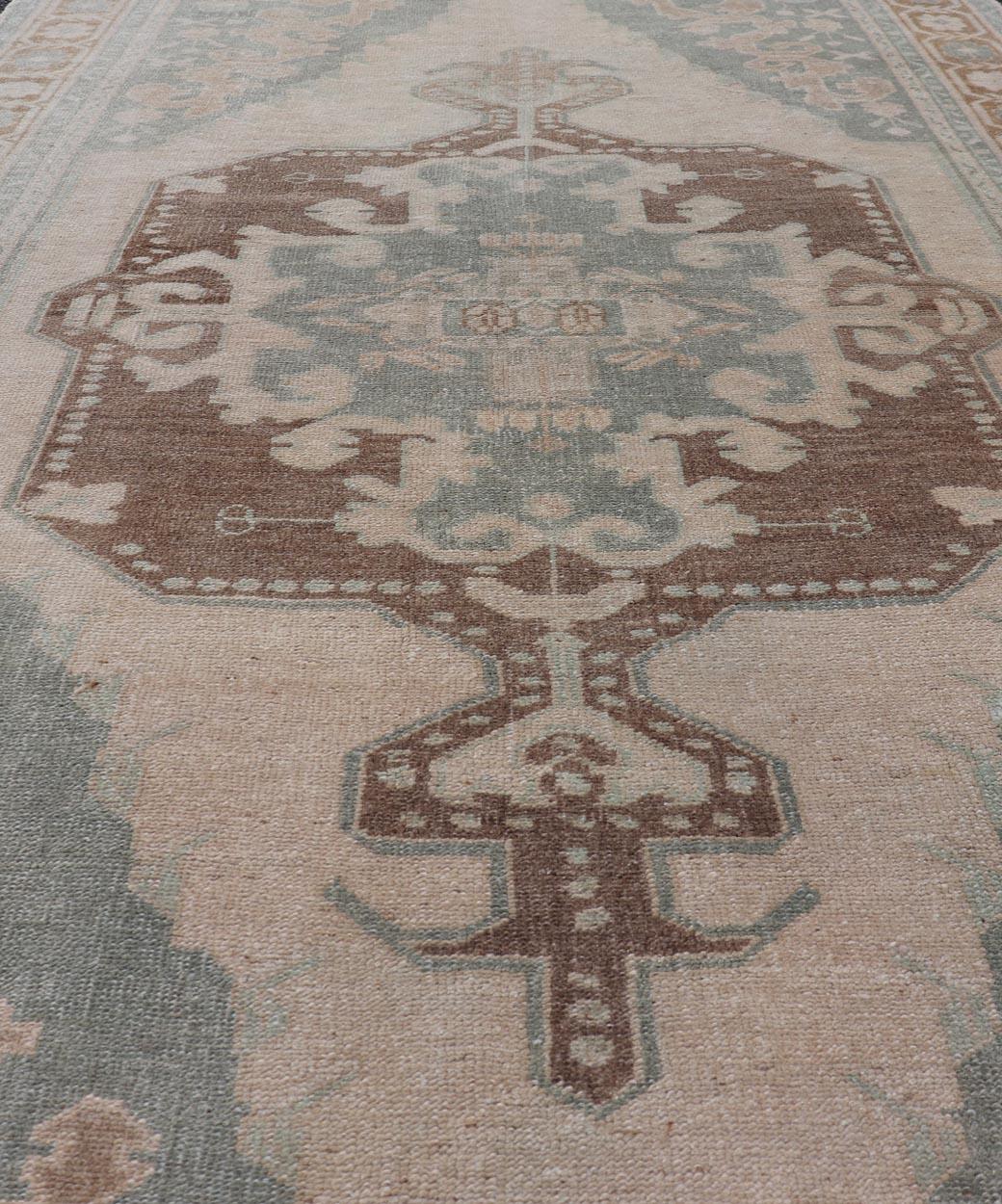 MidCentury Turkish Oushak Rug in Wool with Sub-Geometric Etched Medallion Design For Sale 2