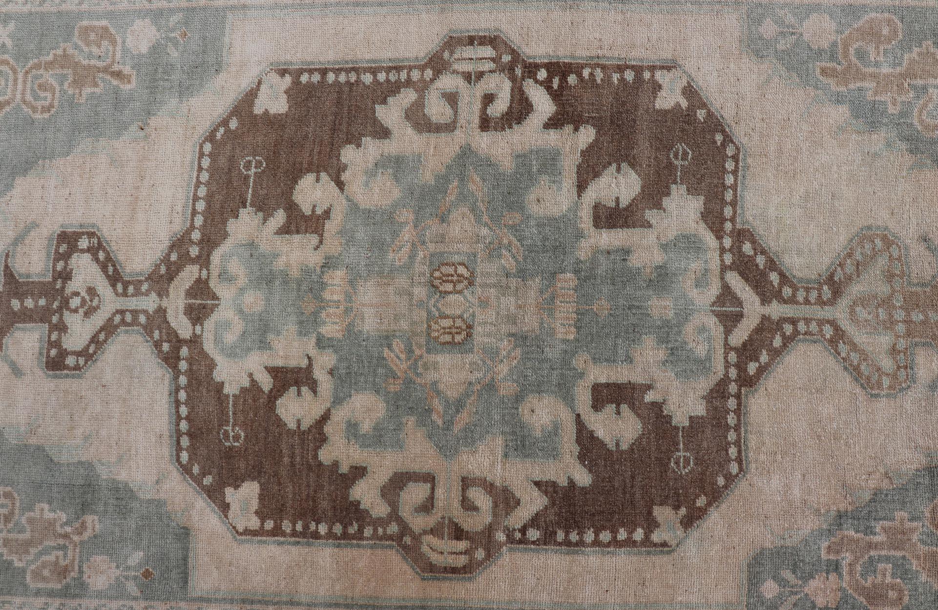 MidCentury Turkish Oushak Rug in Wool with Sub-Geometric Etched Medallion Design For Sale 3
