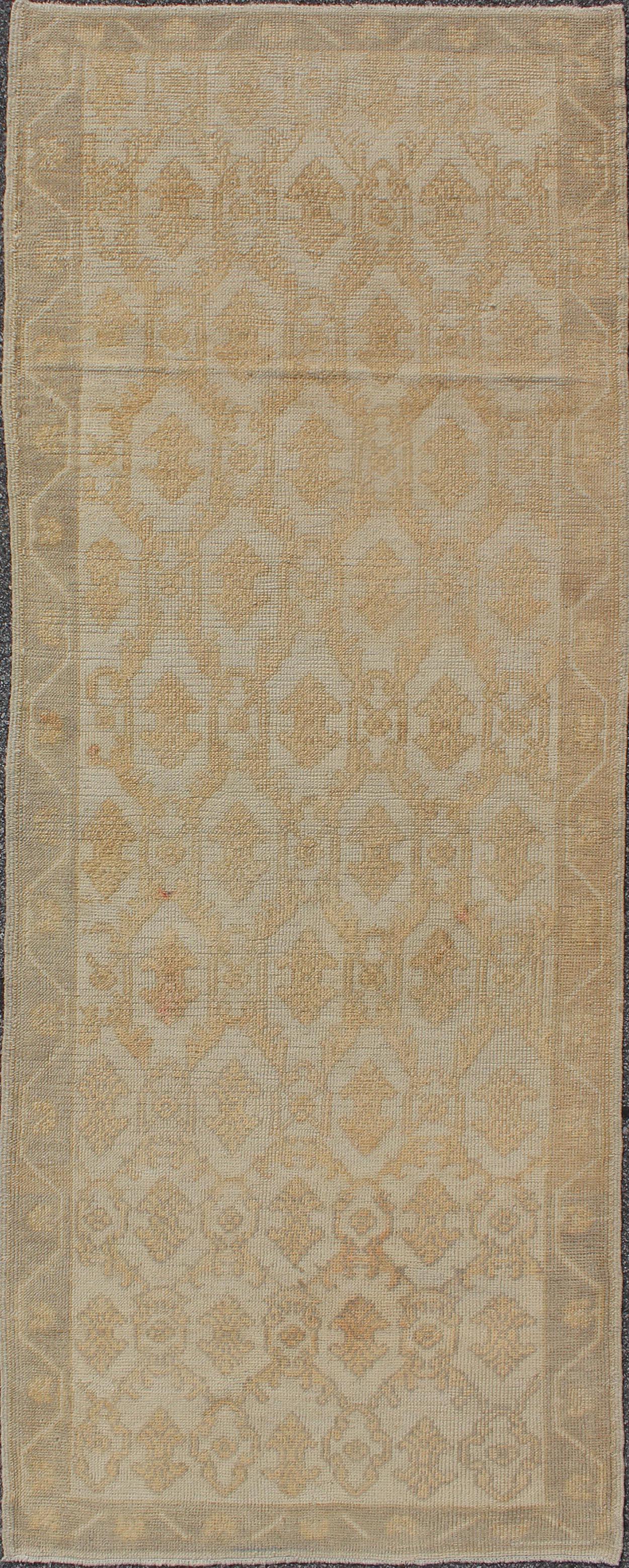 Tapis de couloir turc Oushak du milieu du siècle dernier avec motif treillis en crème, jaune et taupe en vente 1