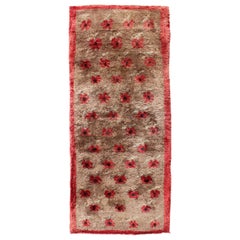 Tapis turc Tulu du milieu du siècle dernier avec motif de fleurs flottantes et de motifs en camel clair et rouge