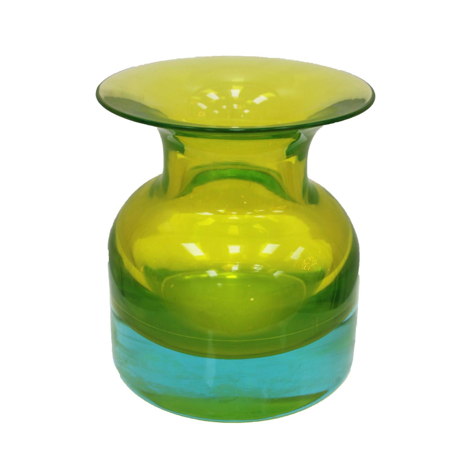 Mid-century Modern Glass vase. Attributed to Flavio Poli for Seguso. Italy, 50s.
In sommerso glass, the yellow body is submerged in a very slightly turquoise mass. (Color variant Giallo – Turchese)

Every item LA Studio offers is checked by our team