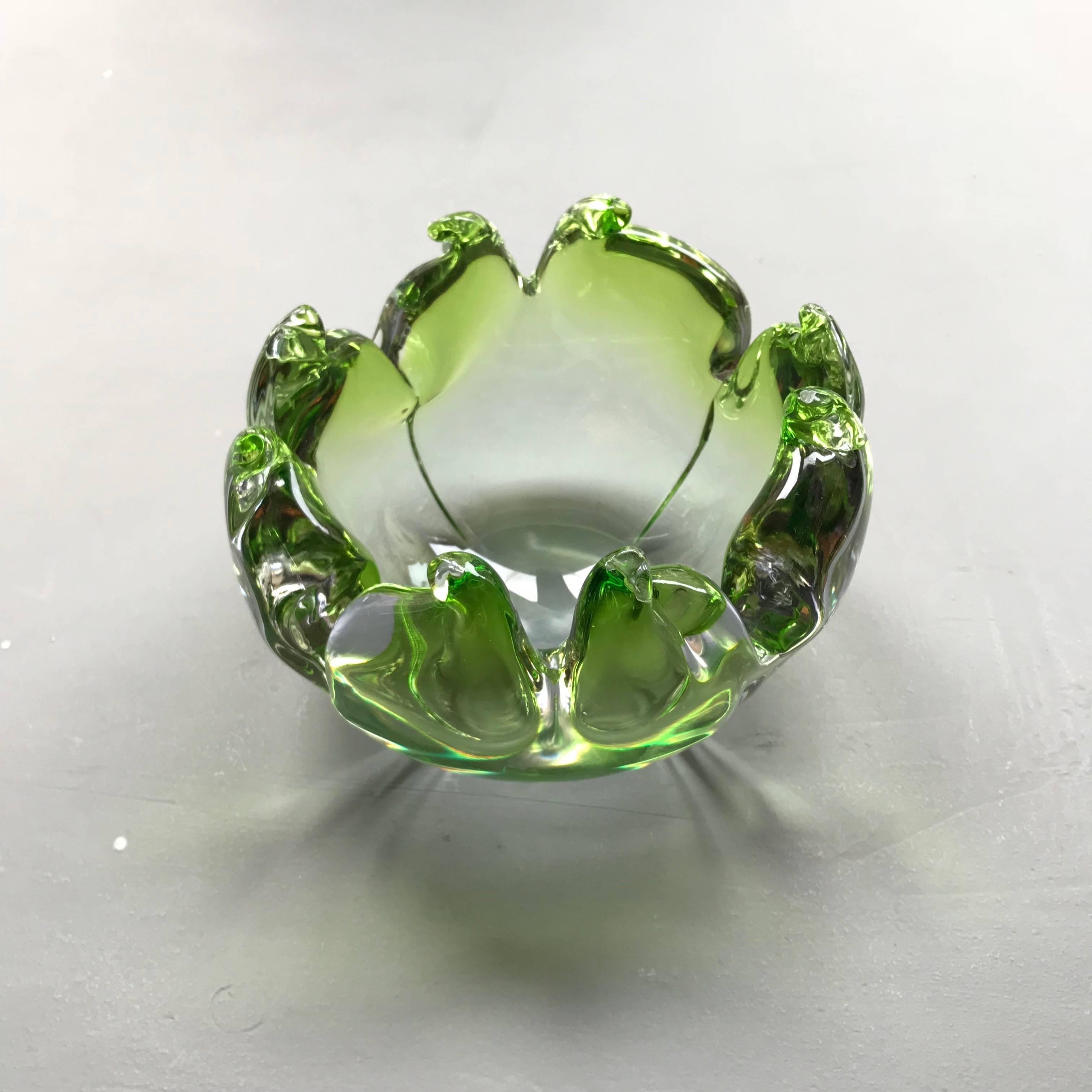 Unique lime green blown Murano glass bowl with twisted flame edges. The bowl was handblown of heavy thick-walled glass, with fire polished rims by Murano Art Glass in 1950s.

Measurements: Diameter 17 x H 10 cm. / D 6.7 x H 4.2 in.